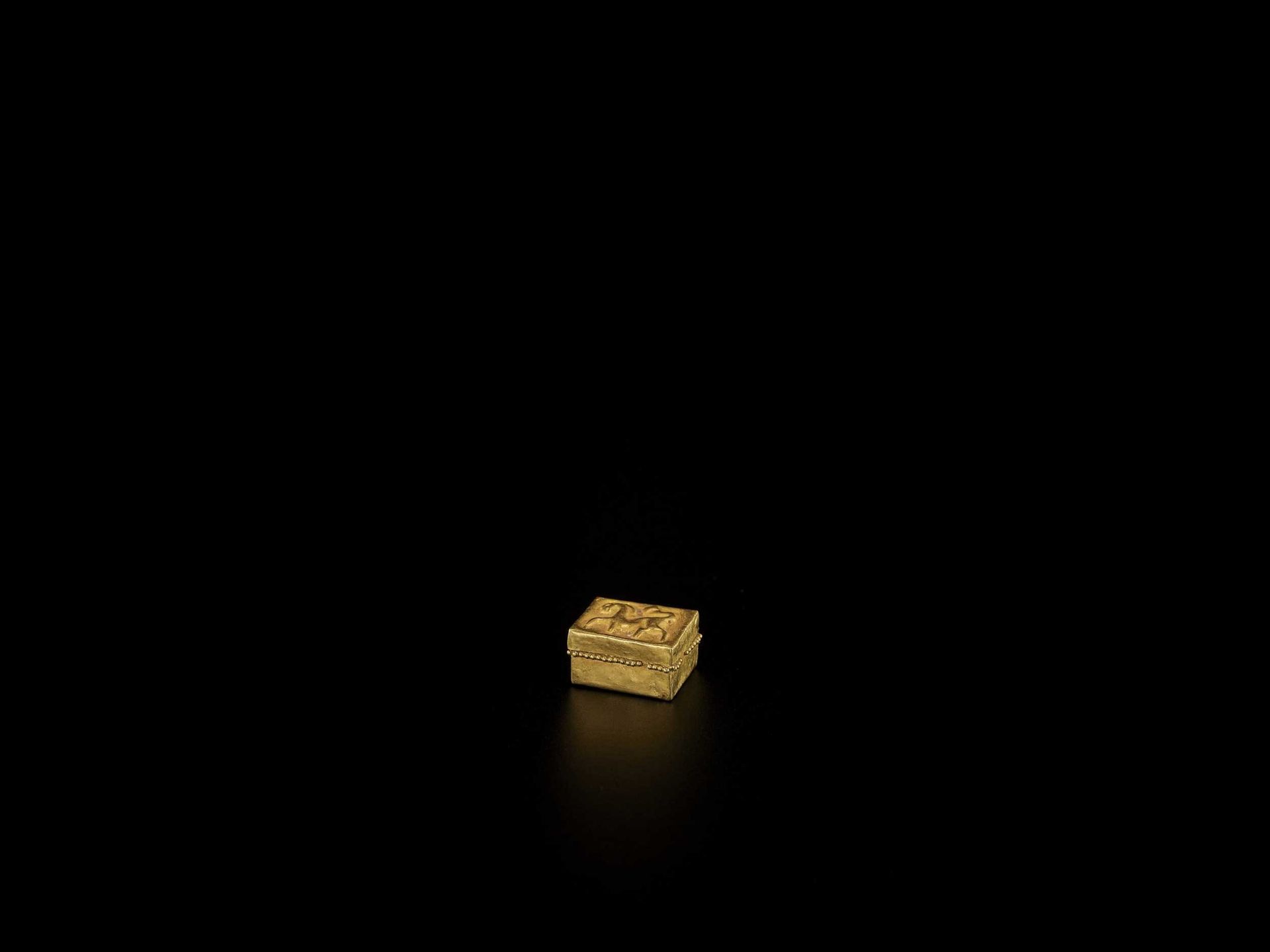 A BACTRIAN GOLD REPOUSSÉ MINIATURE BOX AND COVER WITH A LION - Bild 2 aus 6