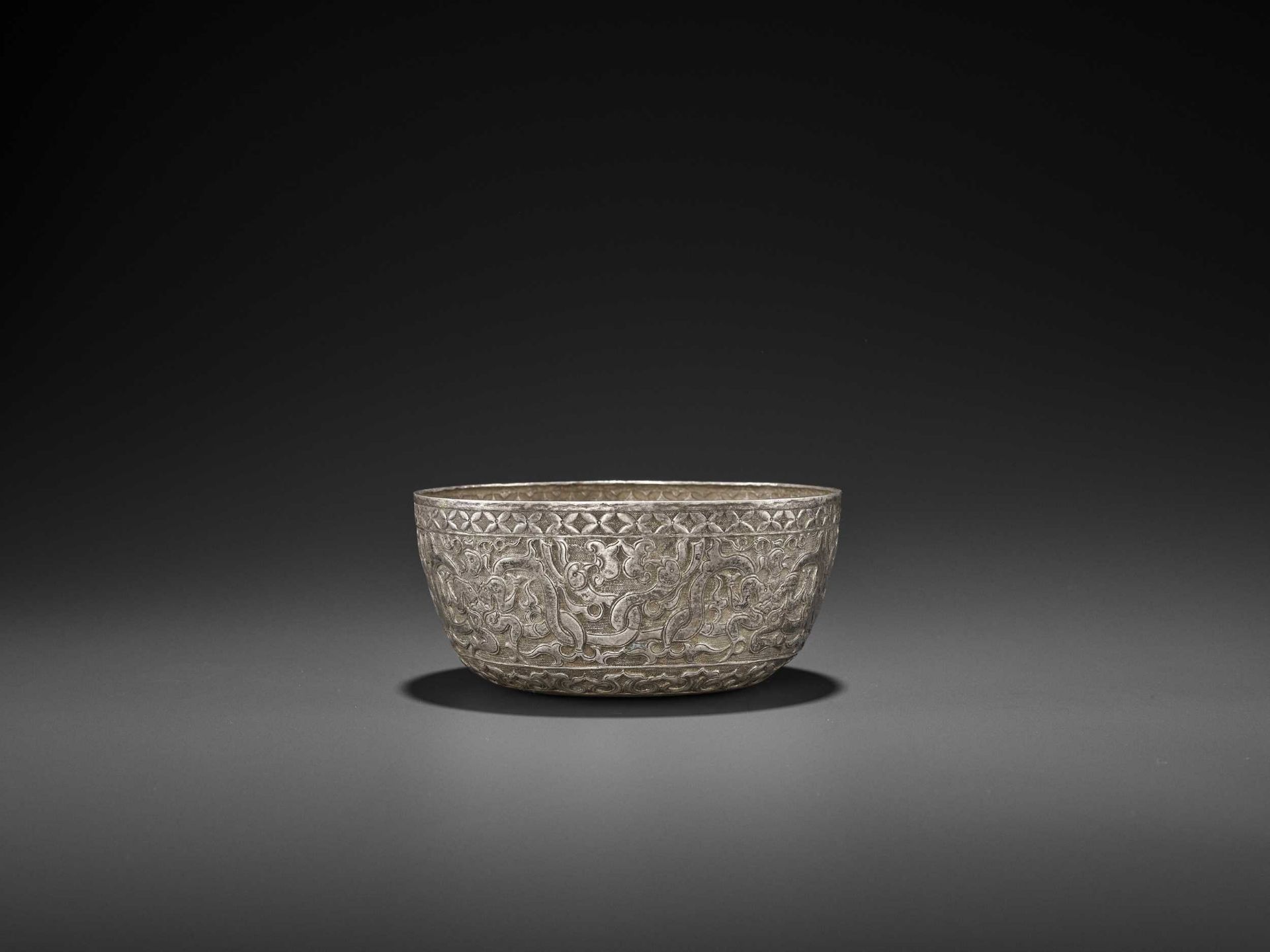 A VERY RARE AND FINE CHAM SILVER REPOUSSÉ BOWL WITH GARUDAS AND PHOENIXES - Bild 2 aus 8