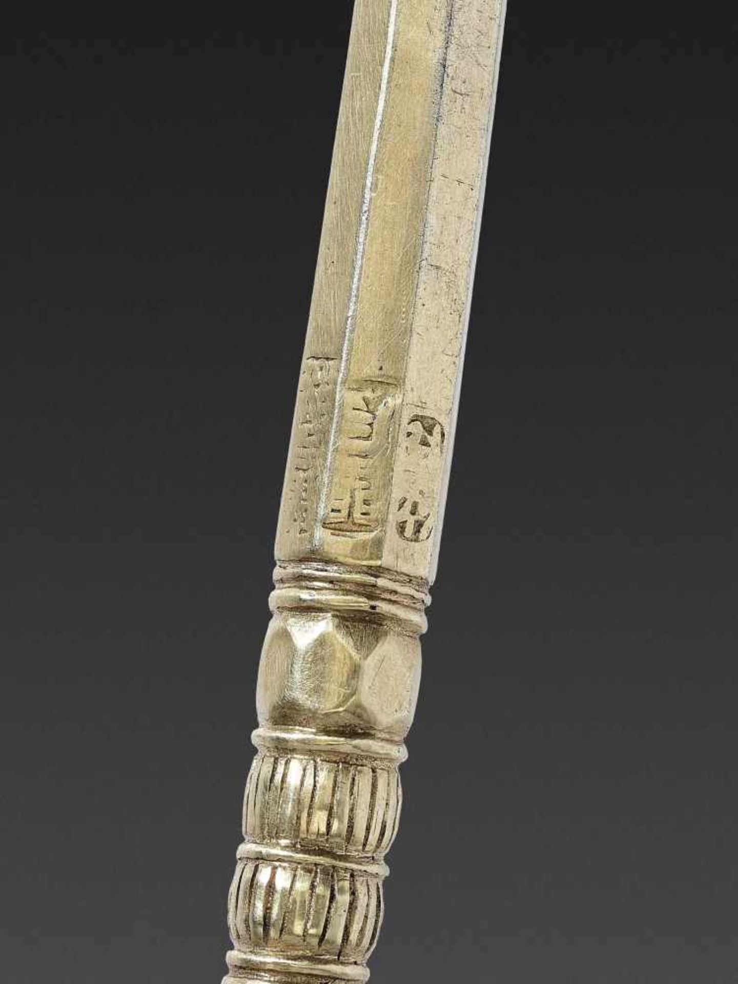 A FINE VIETNAMESE GILT SILVER MEDICINE SPOON, EX-COLLECTION BAO DAI - Bild 3 aus 5