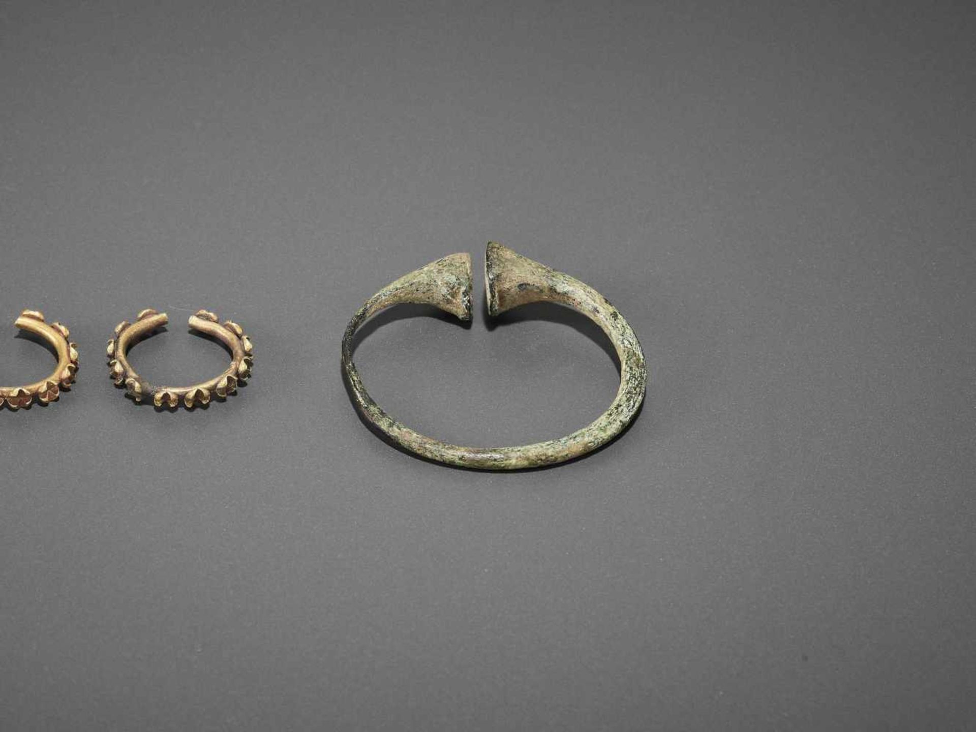 FIVE BACTRIAN GOLD AND BRONZE EARRINGS - Image 4 of 6