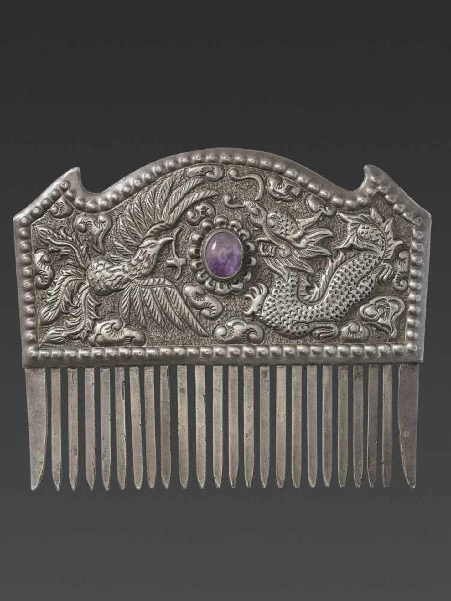 A VIETNAMESE AMETHYST-SET SILVER REPOUSSÉ COMB WITH PHOENIX AND DRAGON - Image 6 of 6
