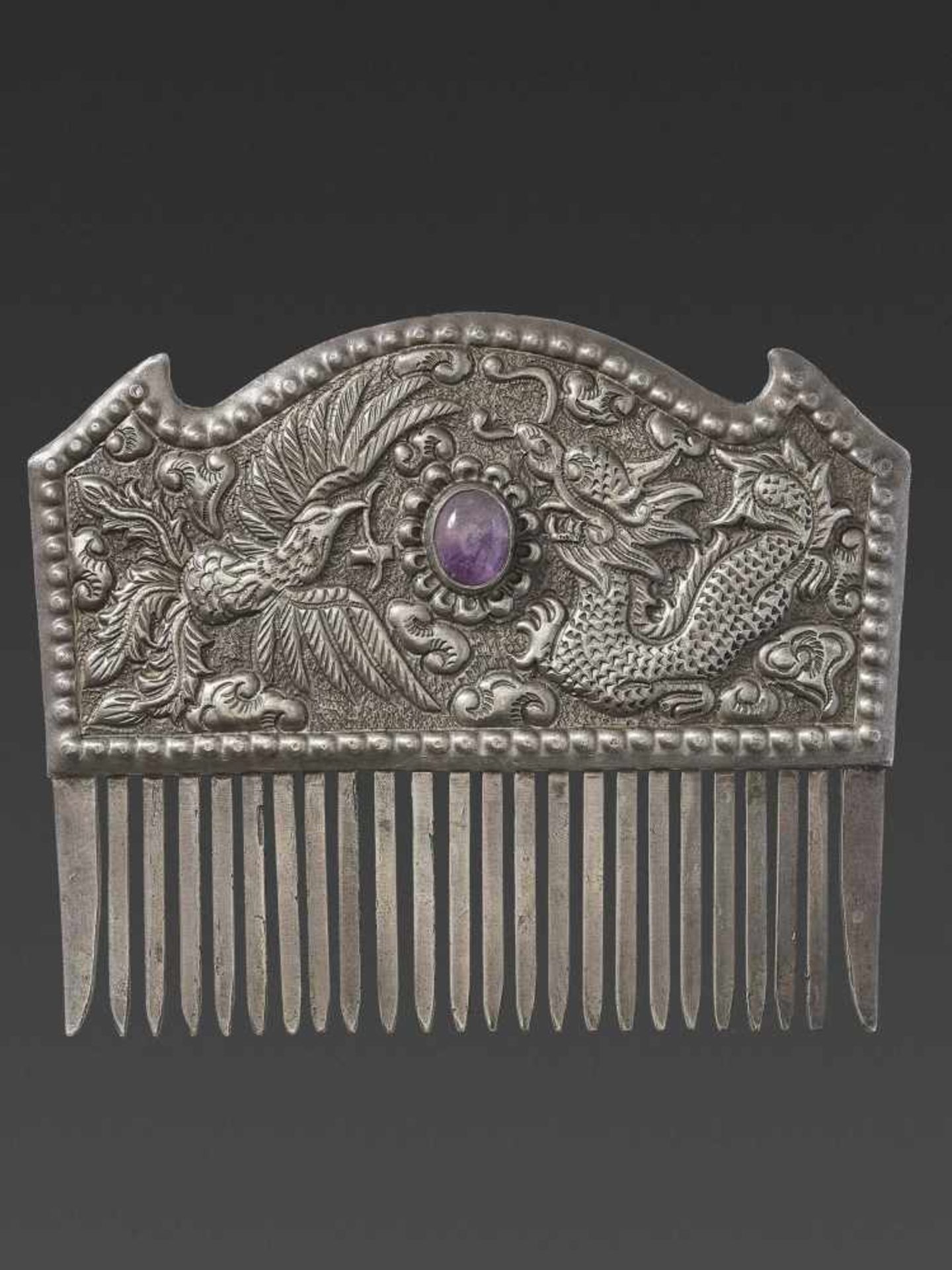 A VIETNAMESE AMETHYST-SET SILVER REPOUSSÉ COMB WITH PHOENIX AND DRAGON - Bild 6 aus 6