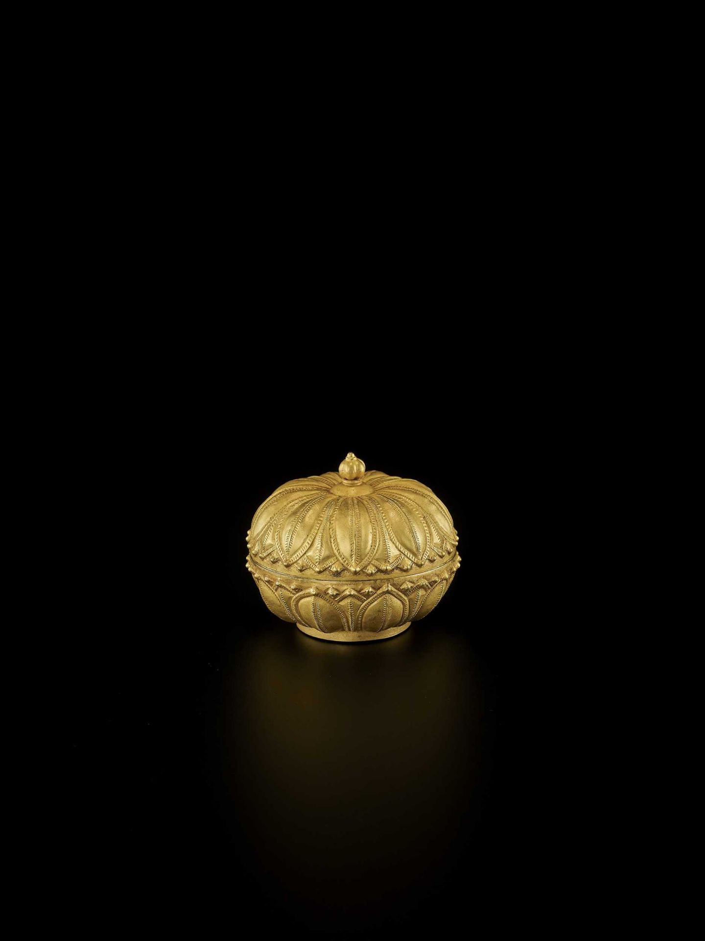 A RARE AND EXCEPTIONAL CHAM GOLD REPOUSSÉ ‘LOTUS’ MEDICINE BOX AND COVER
