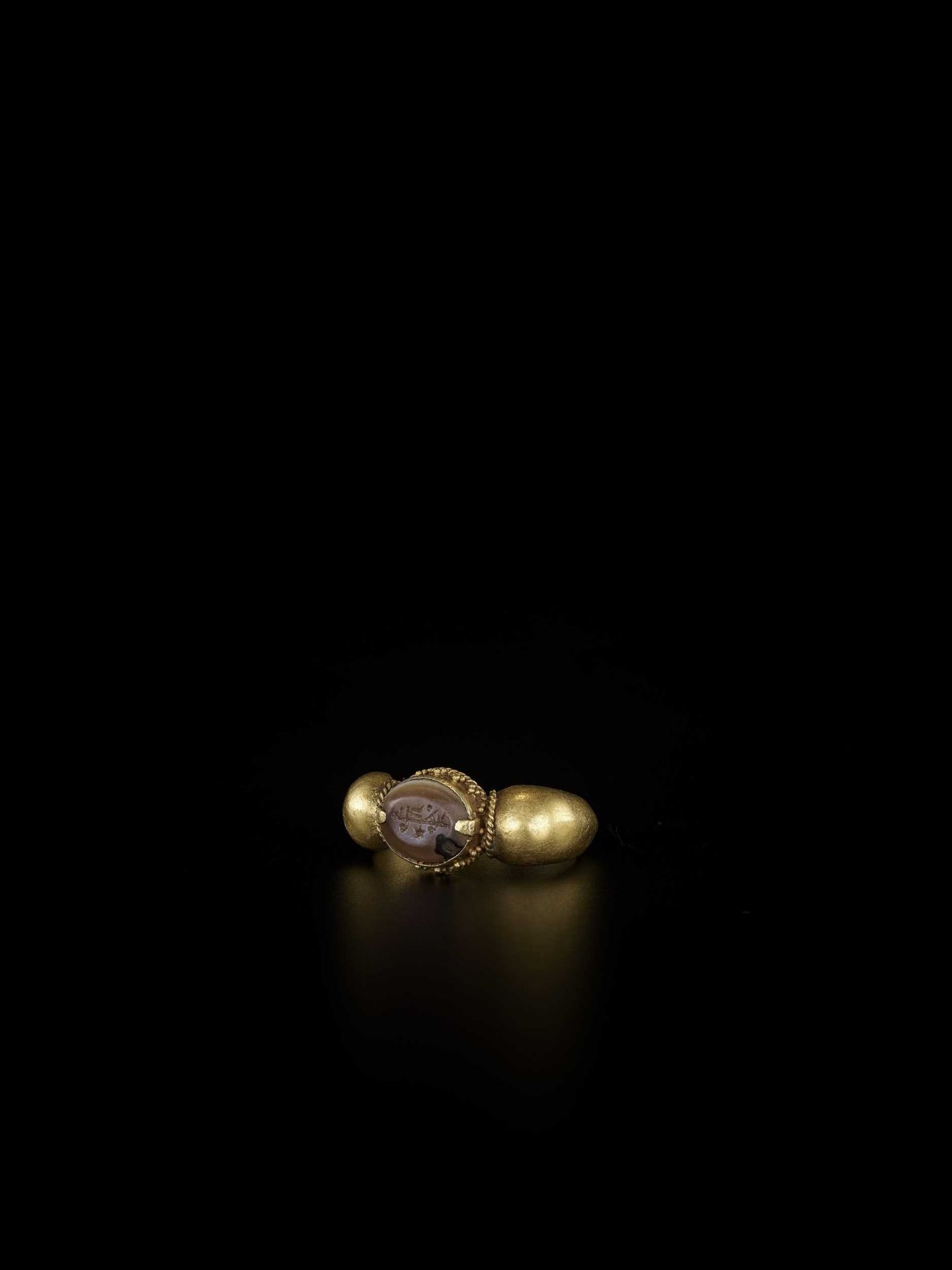 A PYU GOLD RING WITH AGATE INTAGLIO