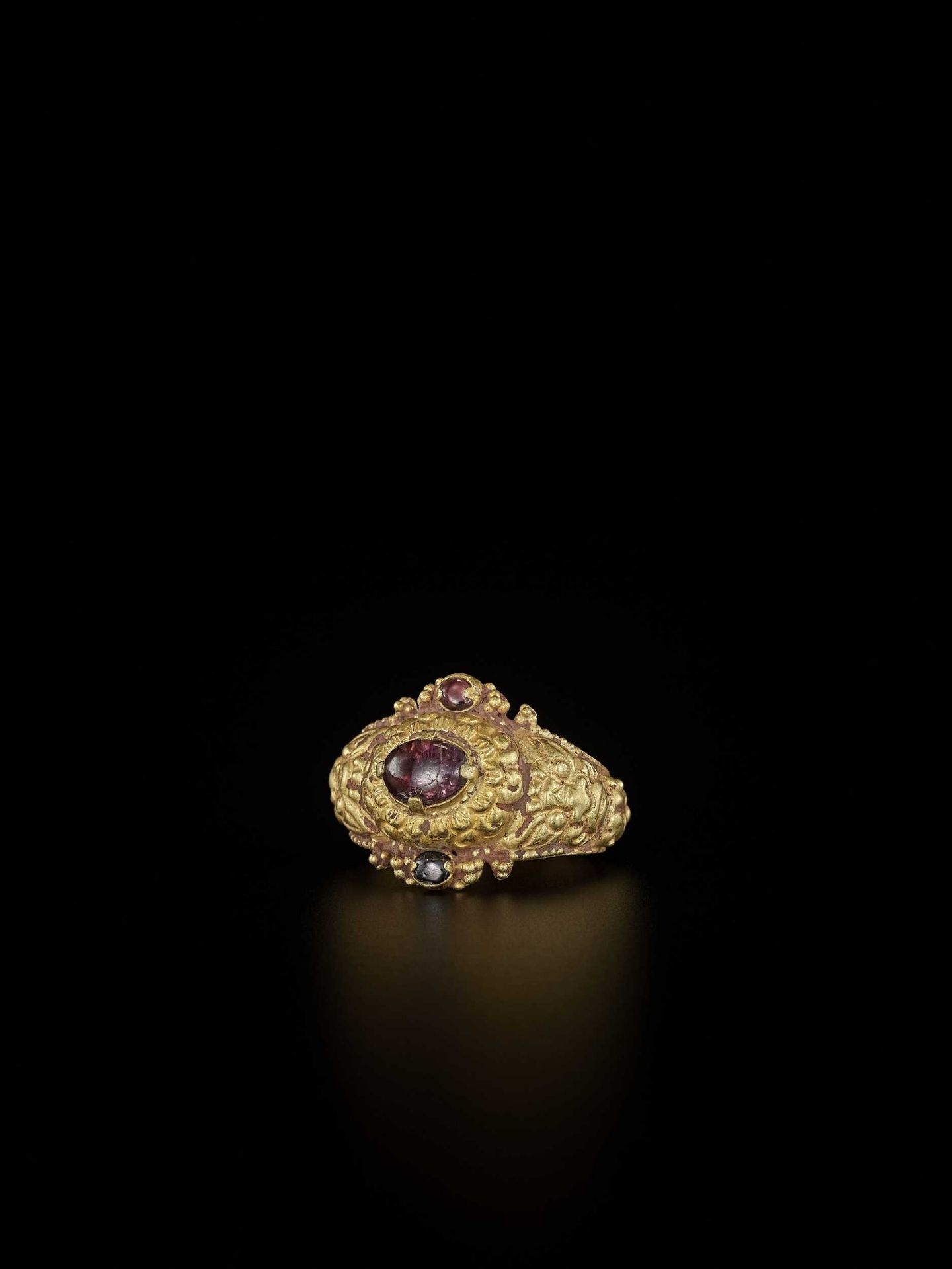 A CHAM GEMSTONE-SET GOLD REPOUSSÉ RING WITH TIGER HEADS