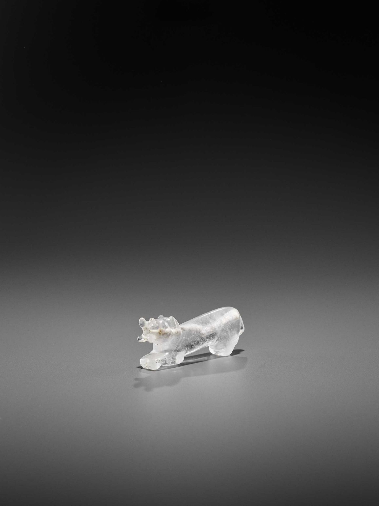 A VERY RARE PYU ROCK CRYSTAL TALISMAN DEPICTING A TIGER WITH CUB IN ITS MOUTH - Bild 5 aus 8