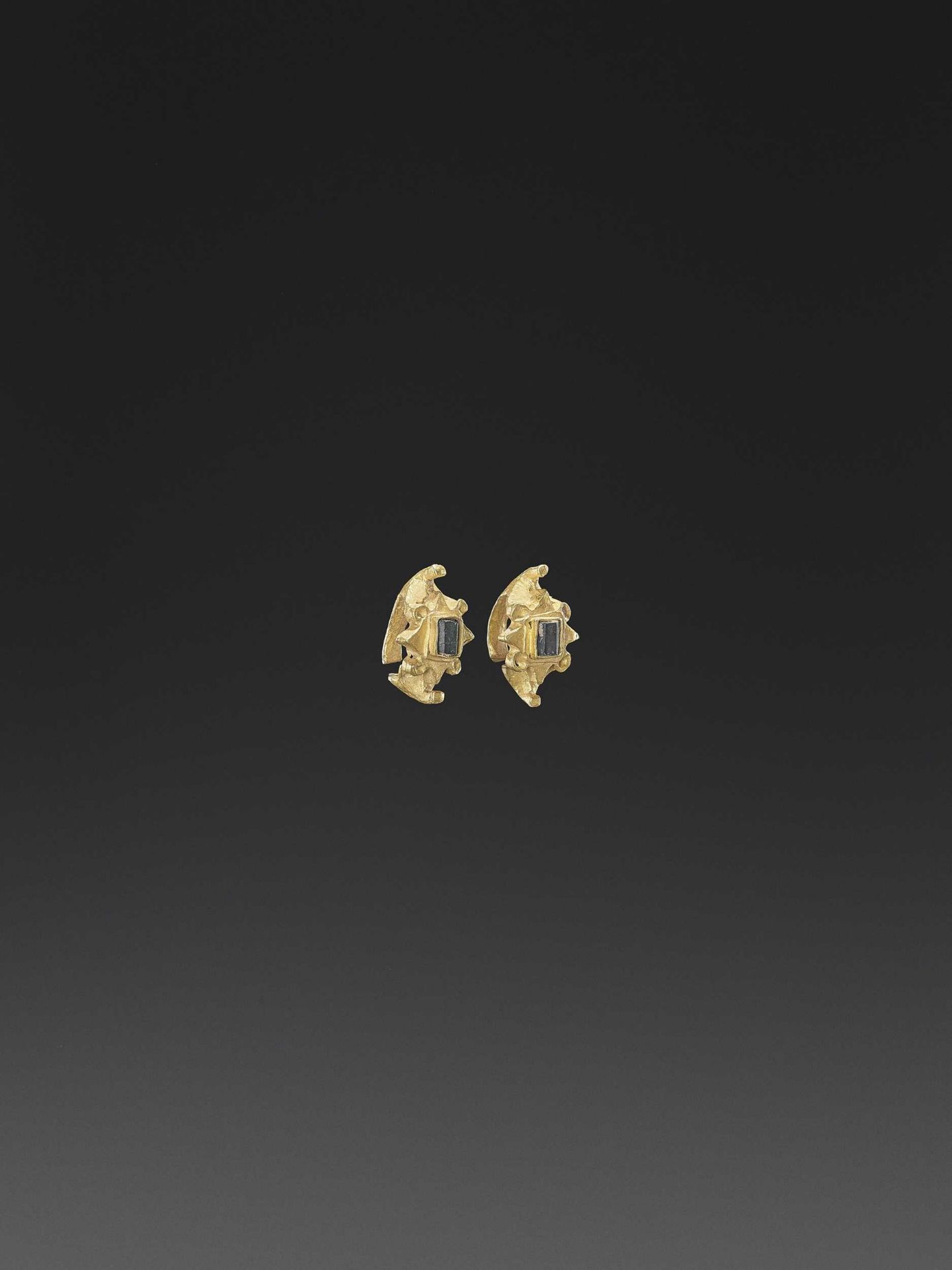 A PAIR OF CHAM GOLD EARRINGS WITH EMERALDS - Bild 3 aus 4