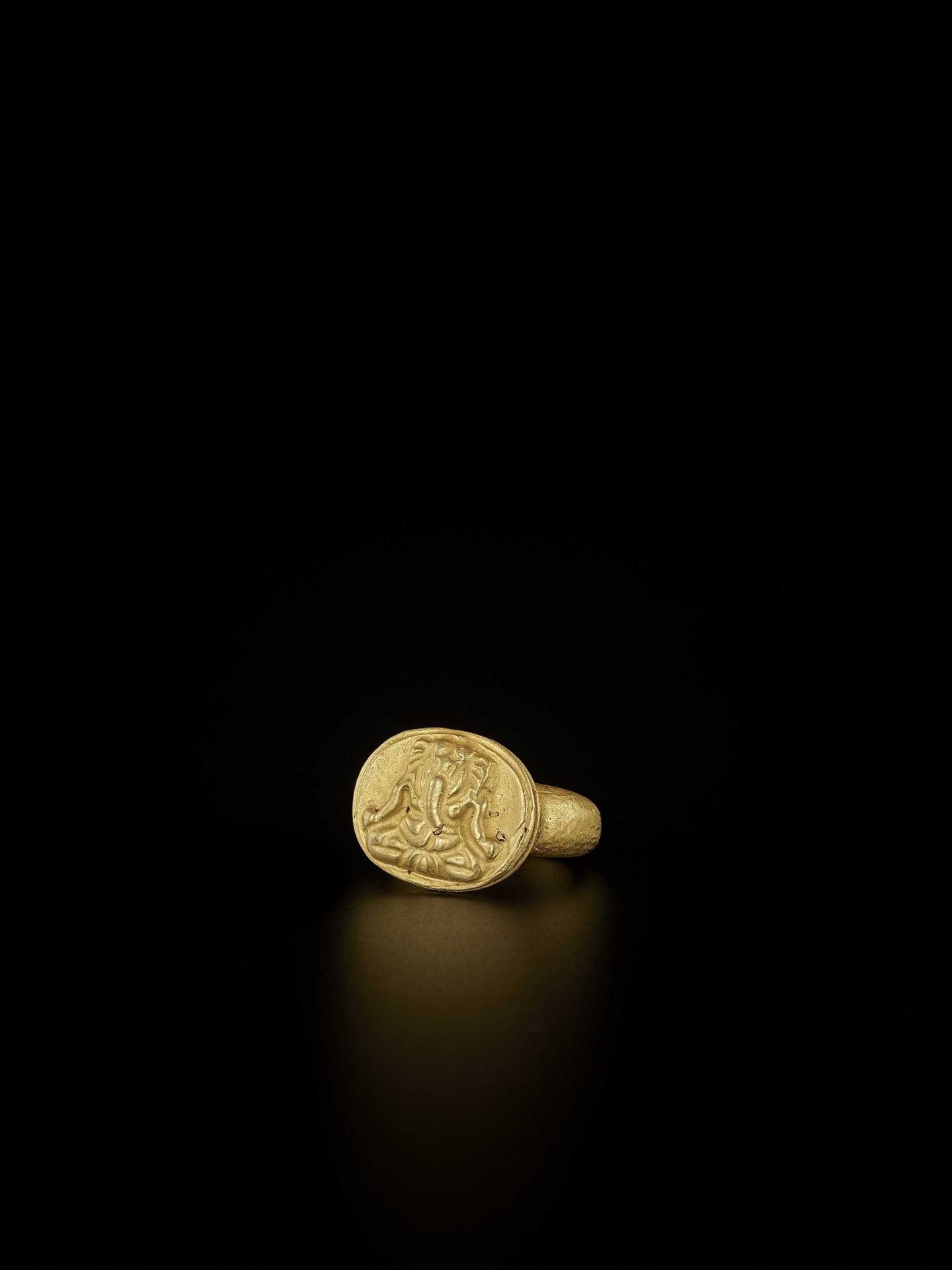 A CHAM-STYLE GOLD SEAL RING WITH RELIEF DEPICTING GANESHA