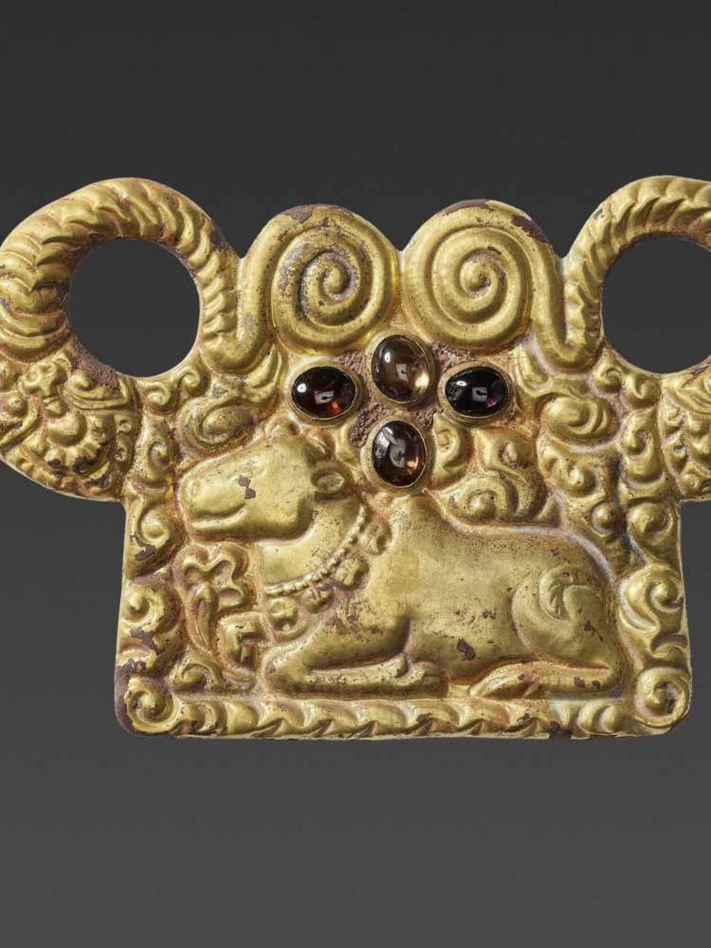 A CHAM ZIRCON AND AMETHYST-SET GOLD REPOUSSÉ PECTORAL DEPICTING NANDI AND NAGAS - Bild 3 aus 5