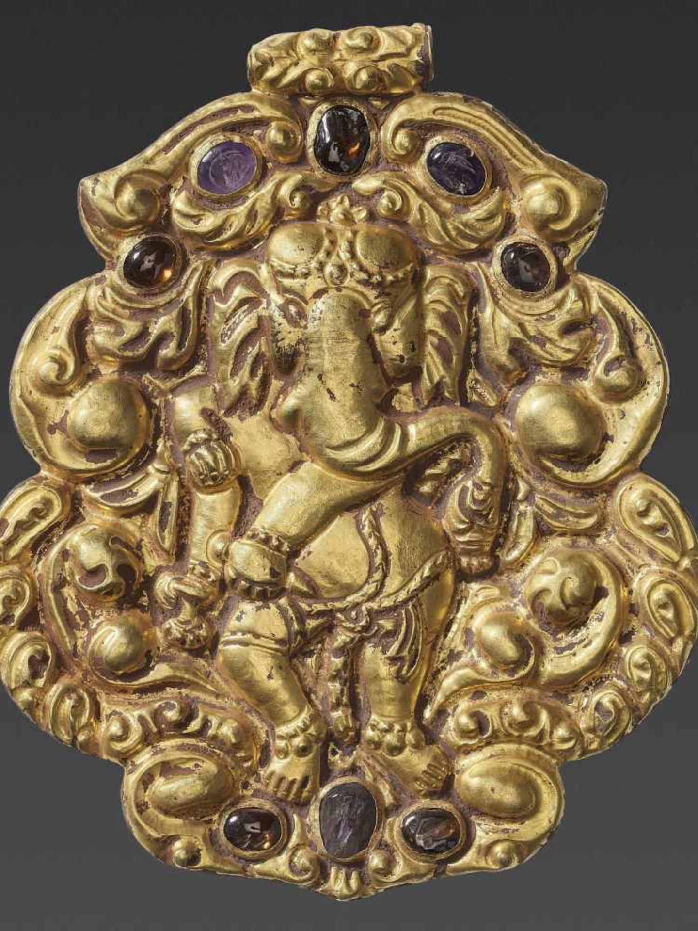 A CHAM GEMSTONE-SET GOLD REPOUSSÉ PENDANT DEPICTING GANESHA DANCING - Bild 2 aus 4