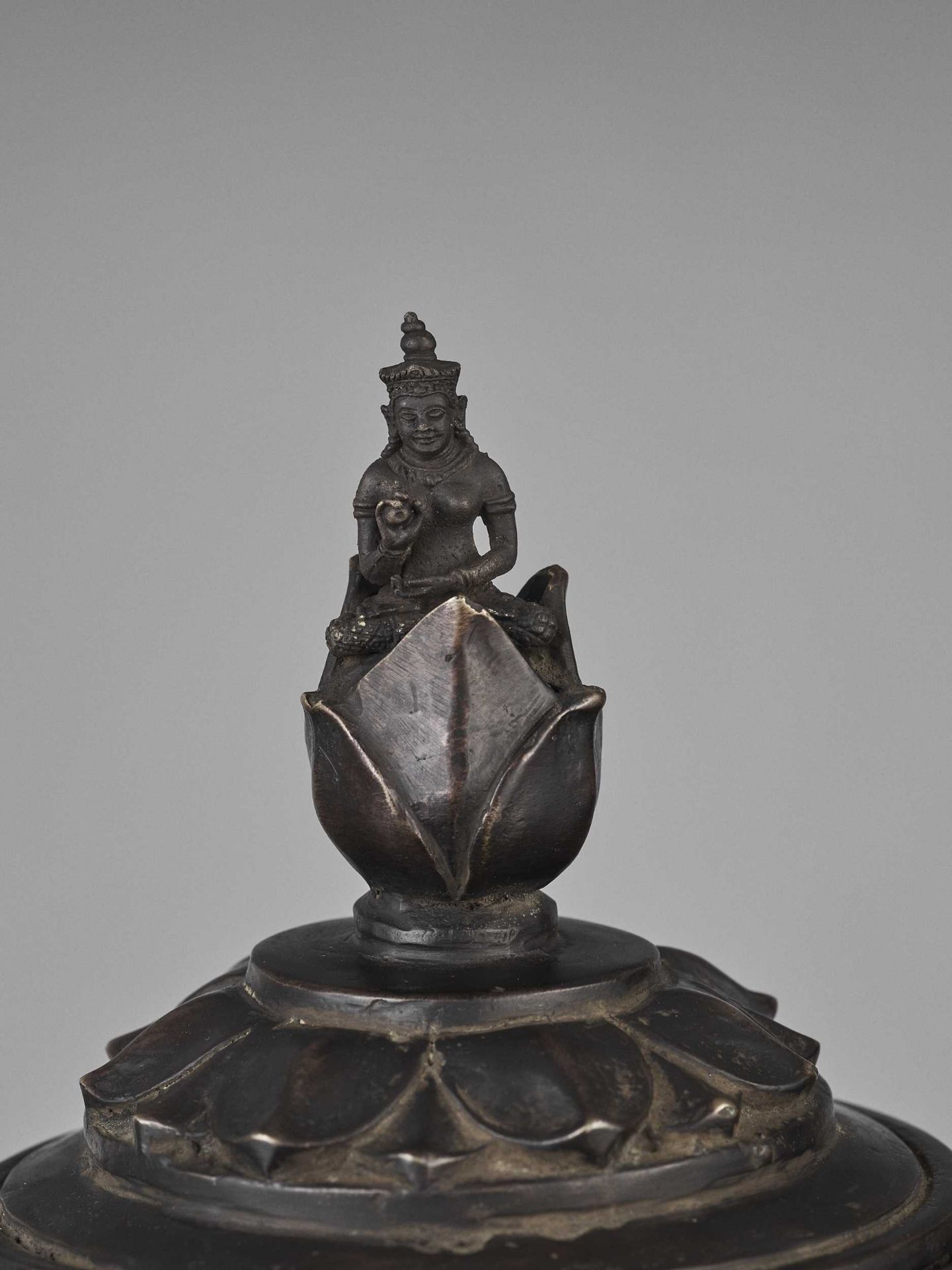 A HEAVY CHAM BRONZE ‘LOTUS’ VESSEL AND COVER - Image 2 of 7