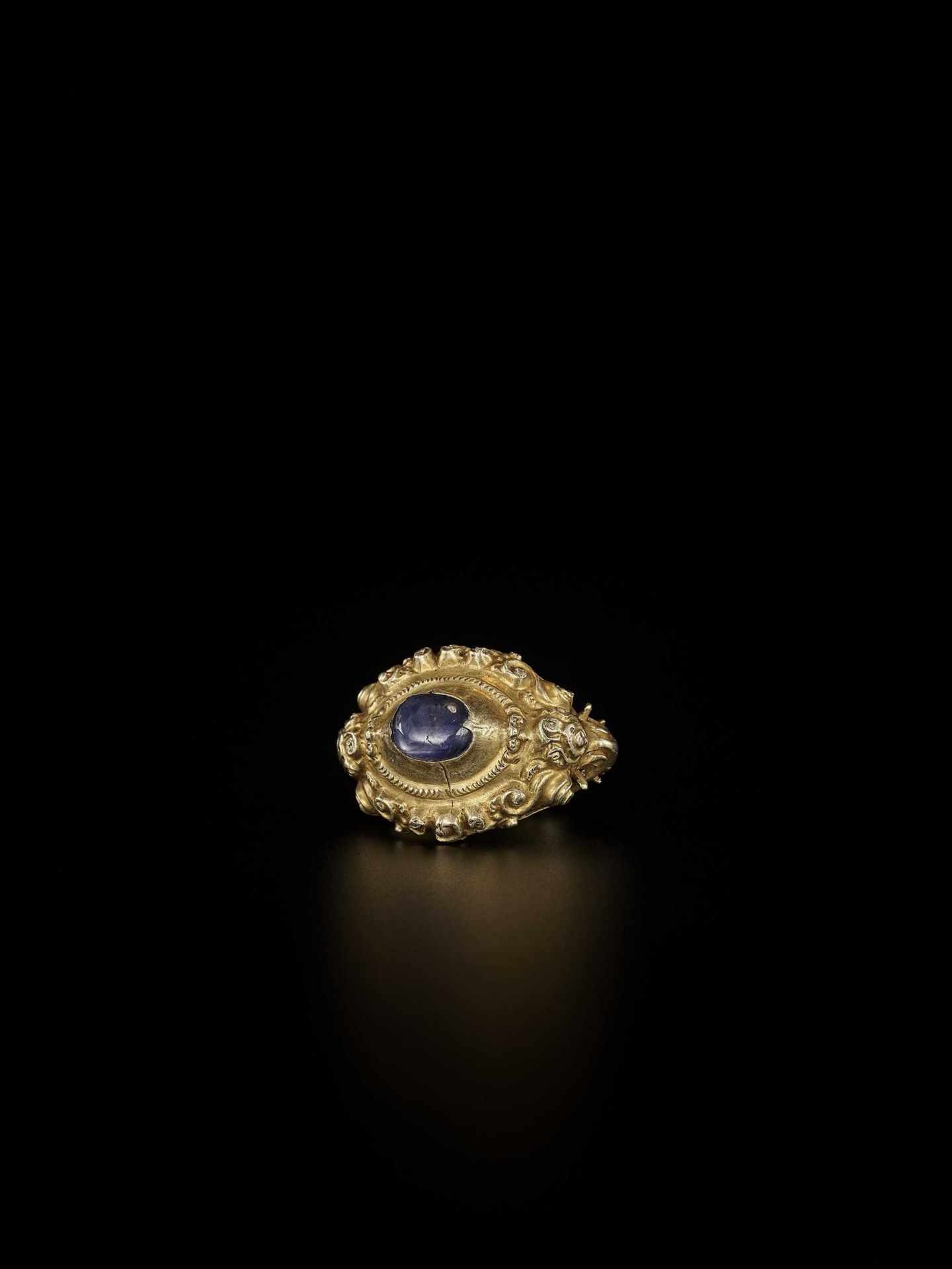 AN INDONESIAN SAPPHIRE-SET GOLD REPOUSSÉ RING