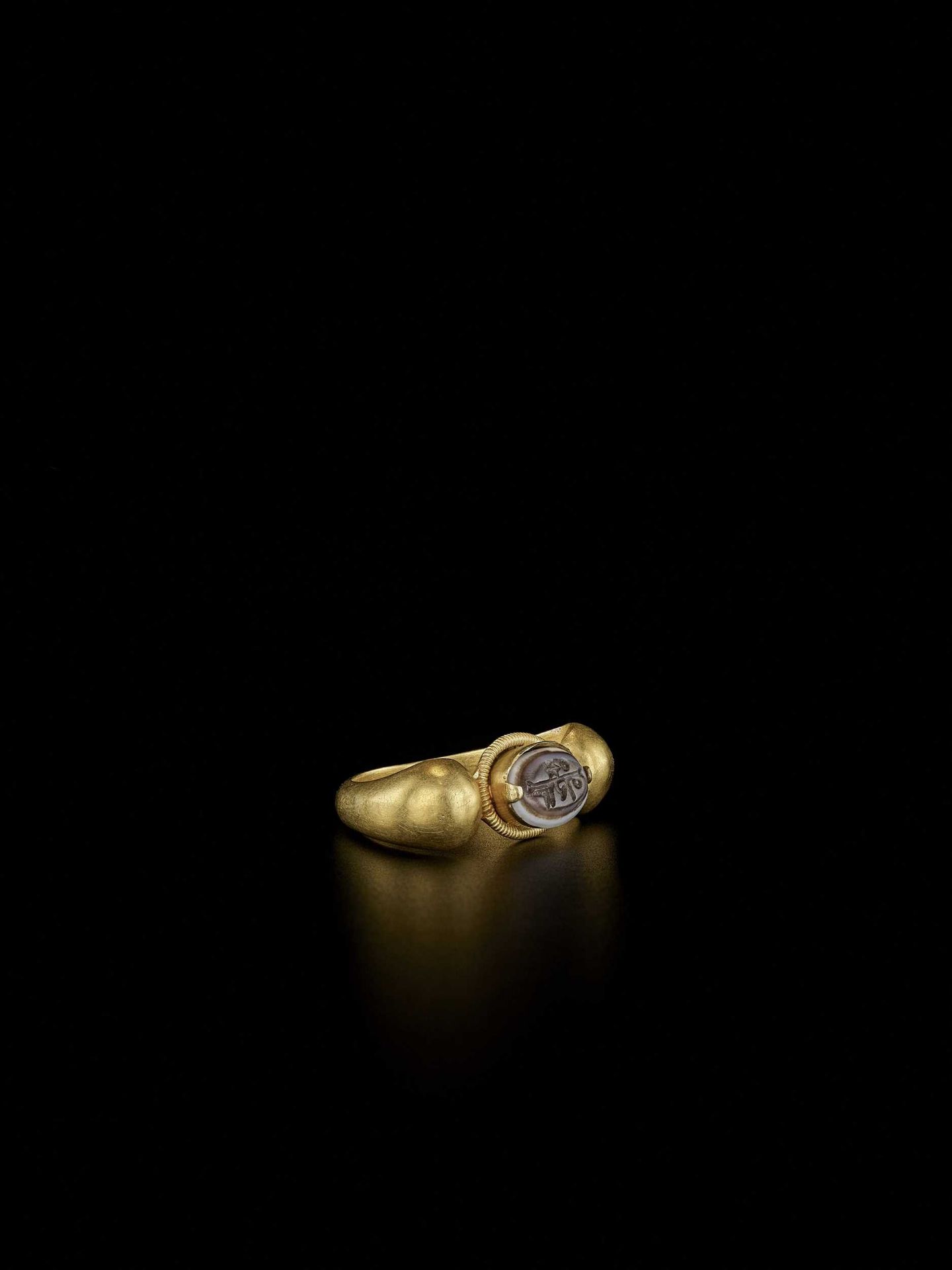 A PYU GOLD RING WITH AGATE INTAGLIO