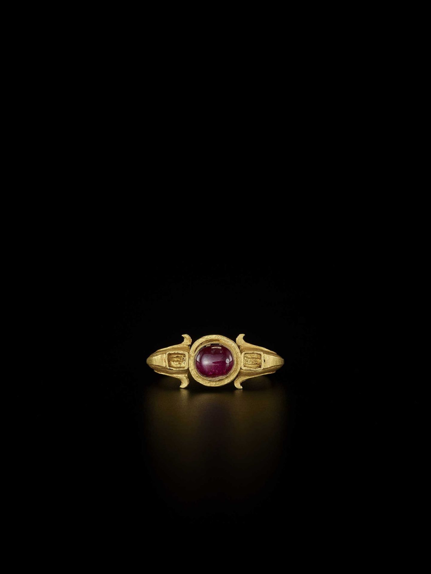 AN IMPRESSIVE BURMESE GOLD RING WITH A LARGE ‘SANG DE PIGEON’ RUBY - Bild 2 aus 4