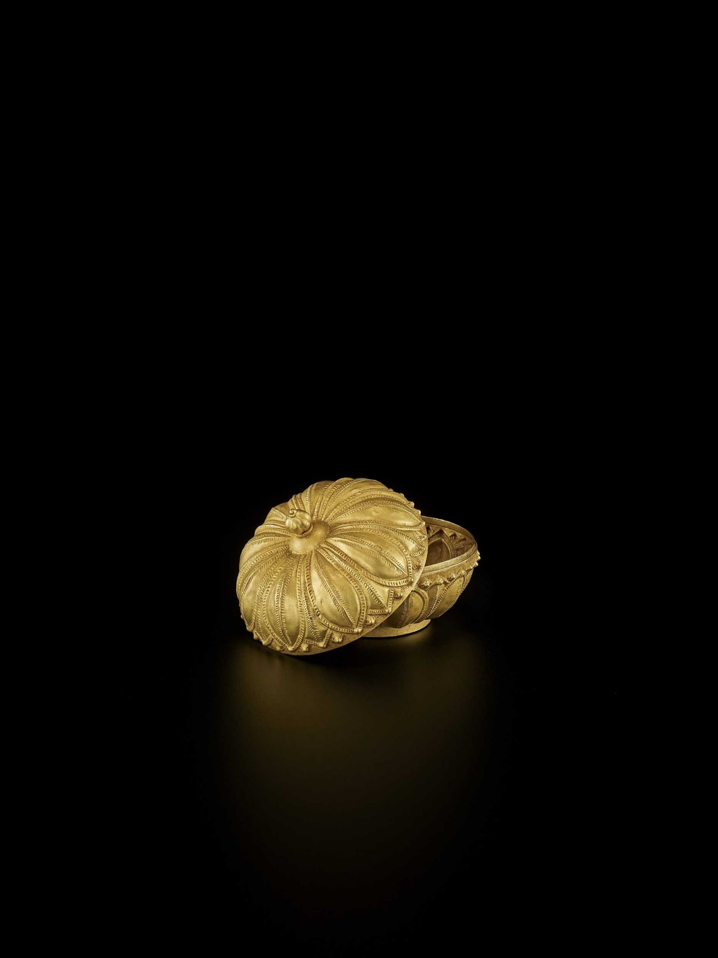 A RARE AND EXCEPTIONAL CHAM GOLD REPOUSSÉ ‘LOTUS’ MEDICINE BOX AND COVER - Bild 3 aus 7