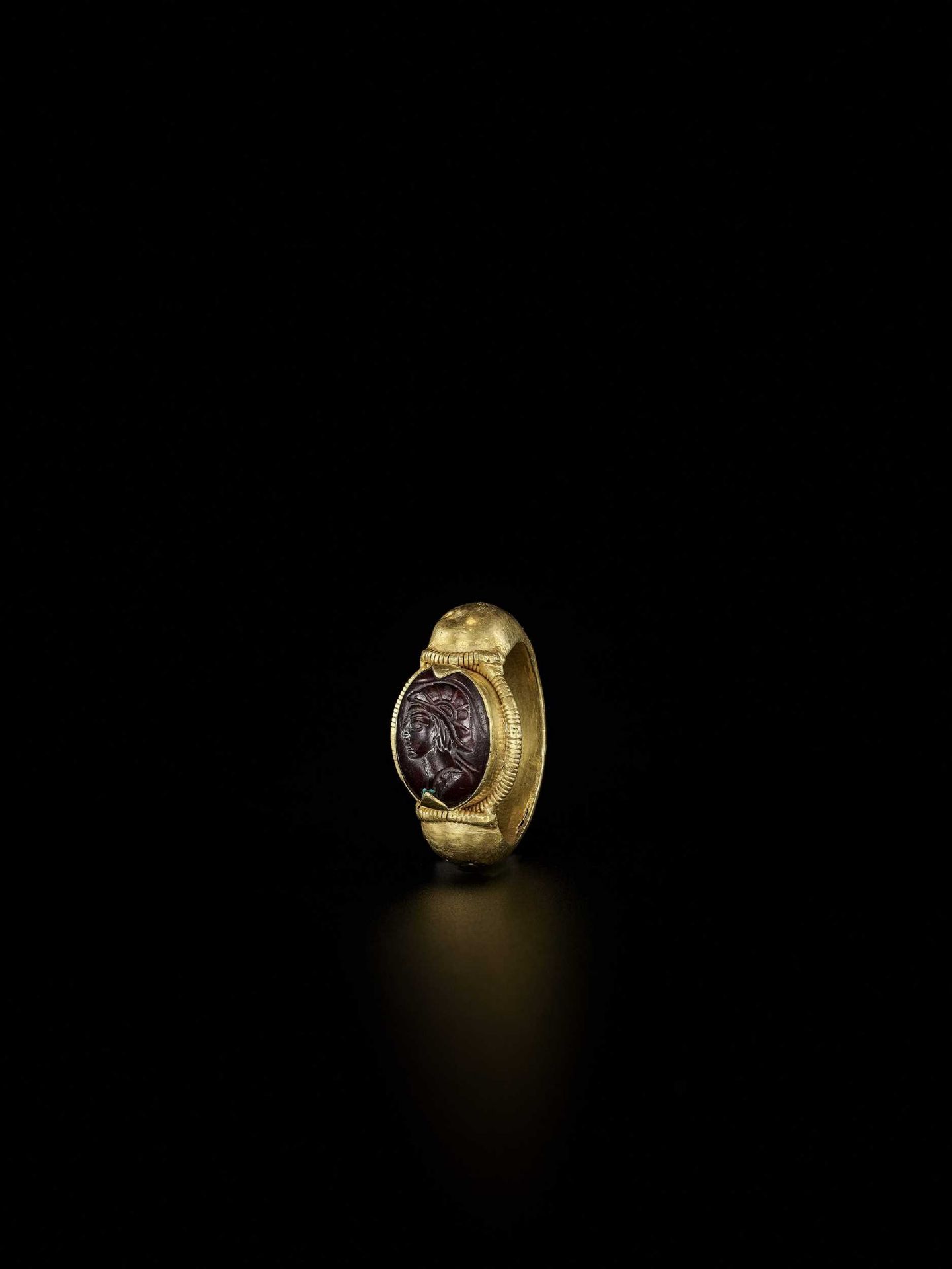 A BURMESE GOLD RING WITH A DARK RED AGATE INTAGLIO