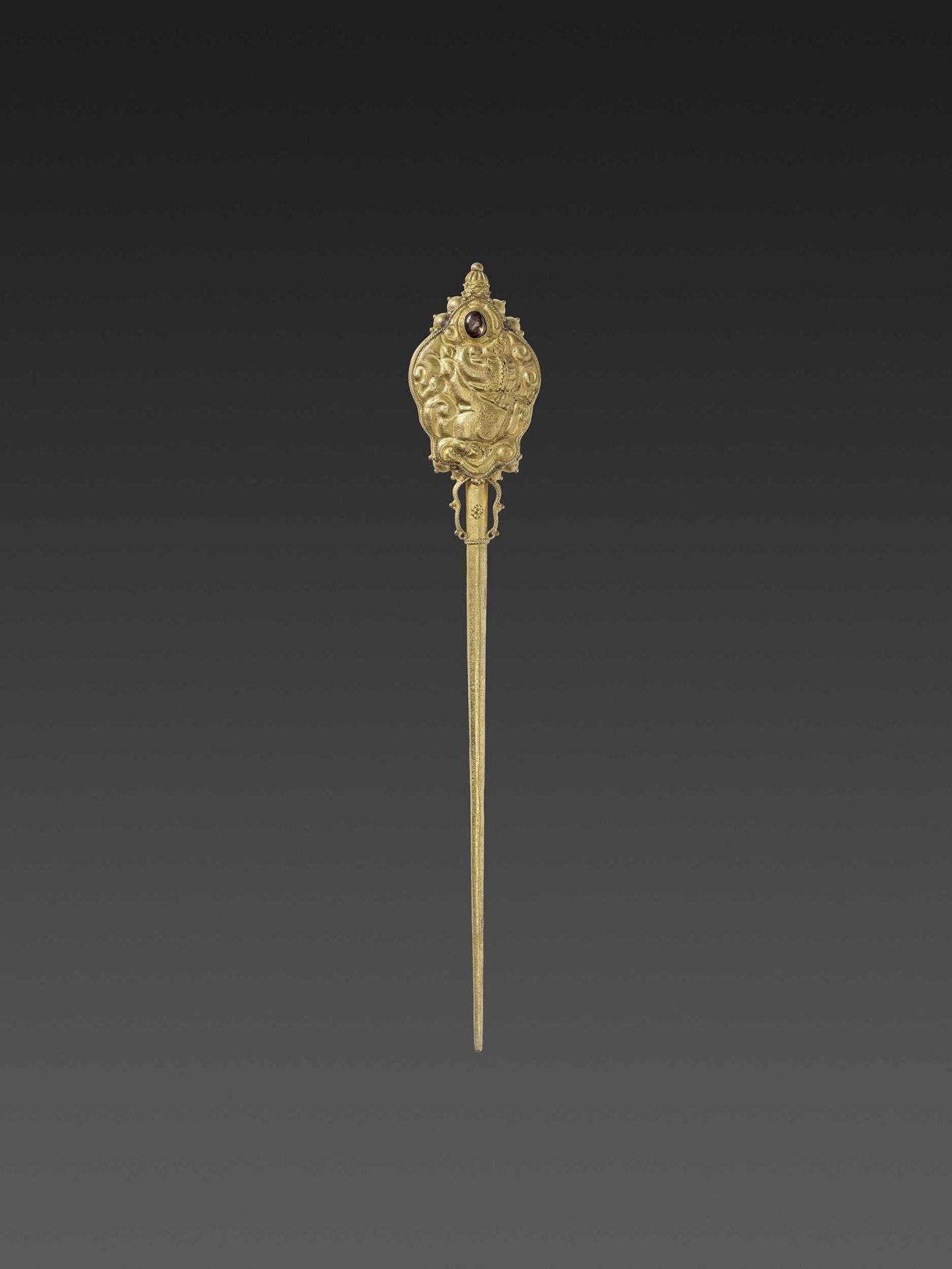 A CHAM GEMSTONE-SET GOLD REPOUSSÉ HAIRPIN WITH RECUMBENT ELEPHANTS