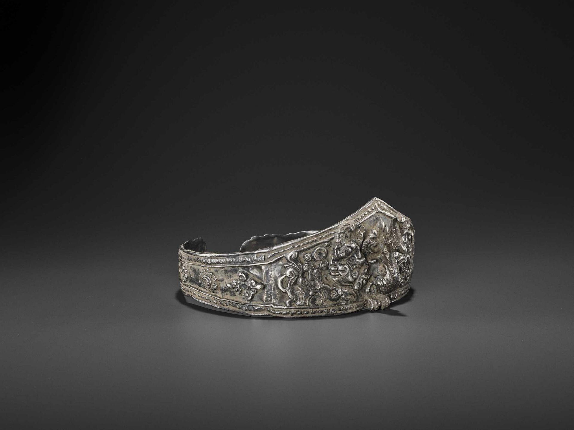 A LARGE ANDUNIQUE CHAM SILVERR EPOUSSÉ CROWN WITH A PHOENIX - Bild 7 aus 8