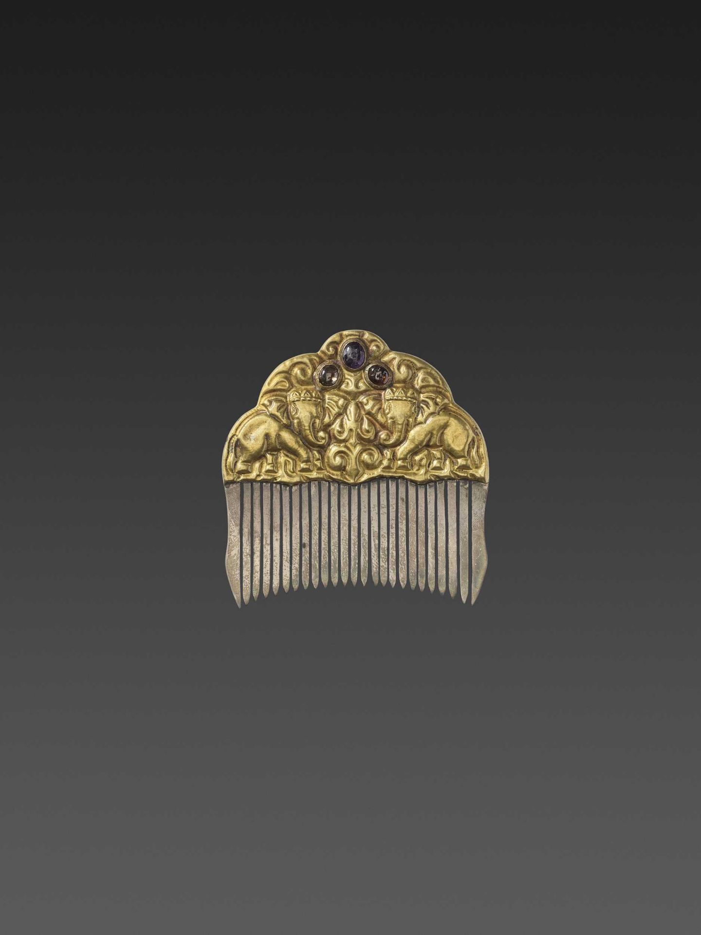 A CHAM GEMSTONE-SET GOLD REPOUSSÉ AND SILVER HAIR COMB WITH ROYAL ELEPHANTS