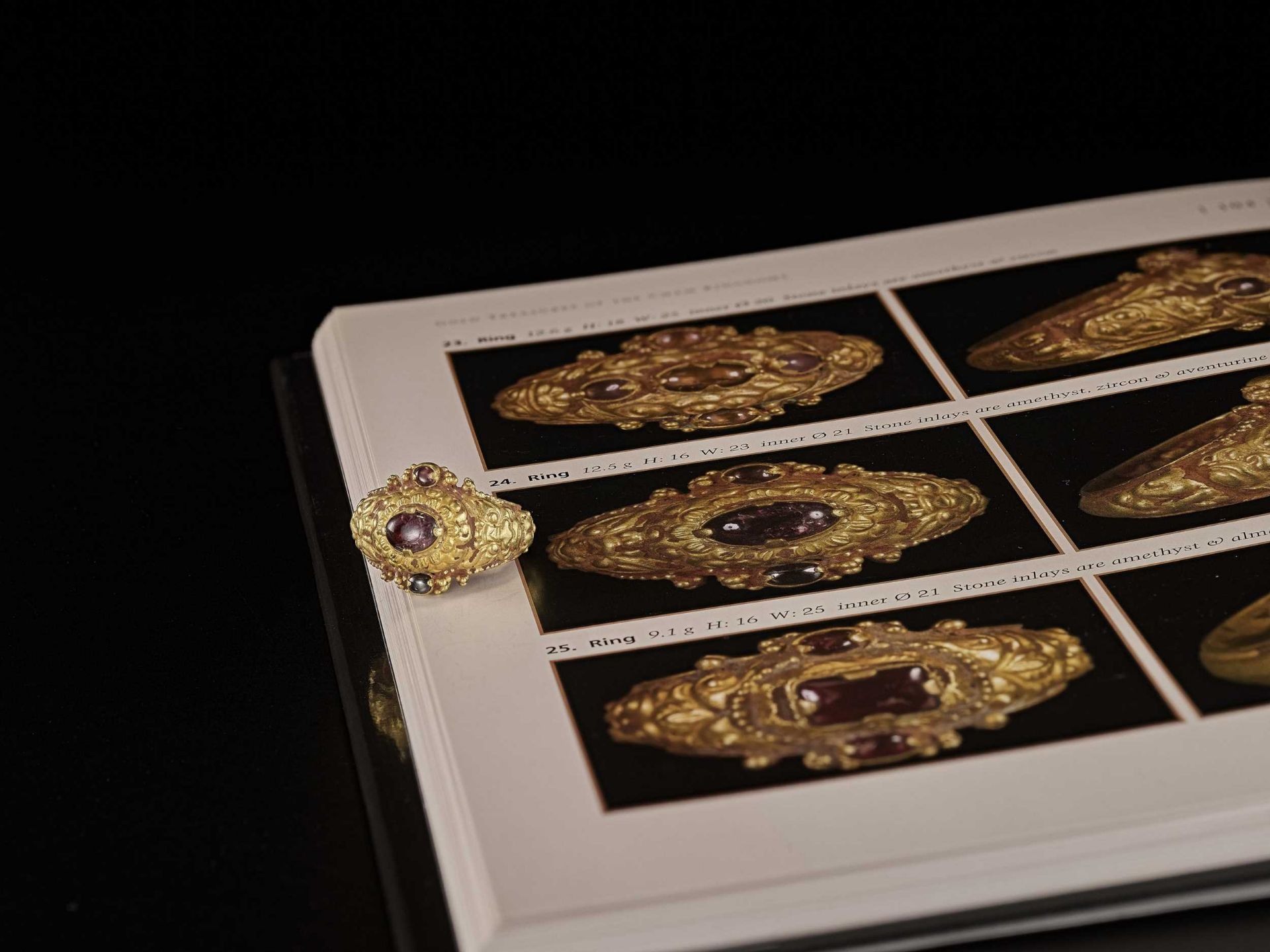 A CHAM GEMSTONE-SET GOLD REPOUSSÉ RING WITH TIGER HEADS - Bild 2 aus 5