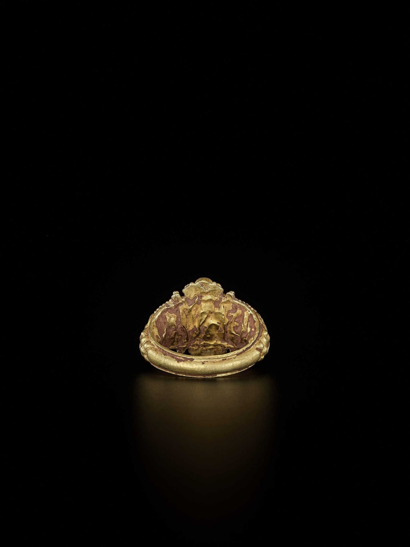 A CHAM GEMSTONE-SET GOLD REPOUSSÉ RING WITH TIGER HEADS - Bild 5 aus 5