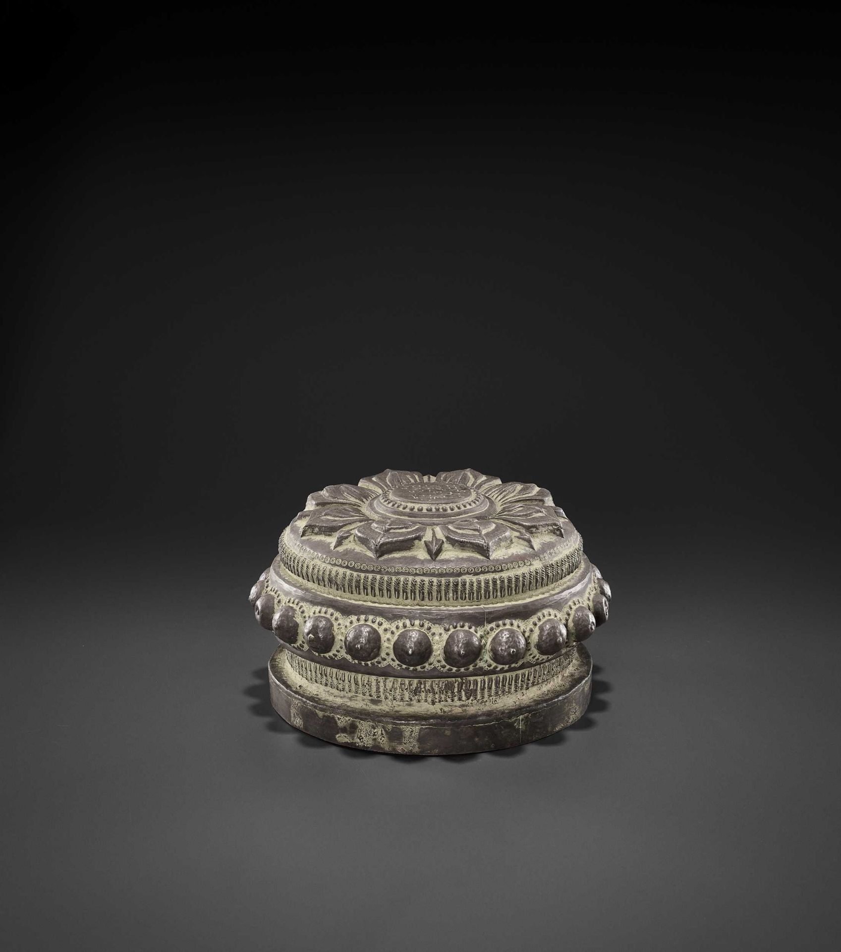 A CHAM SILVER REPOUSSÉ LINGAM BASE - Bild 8 aus 9