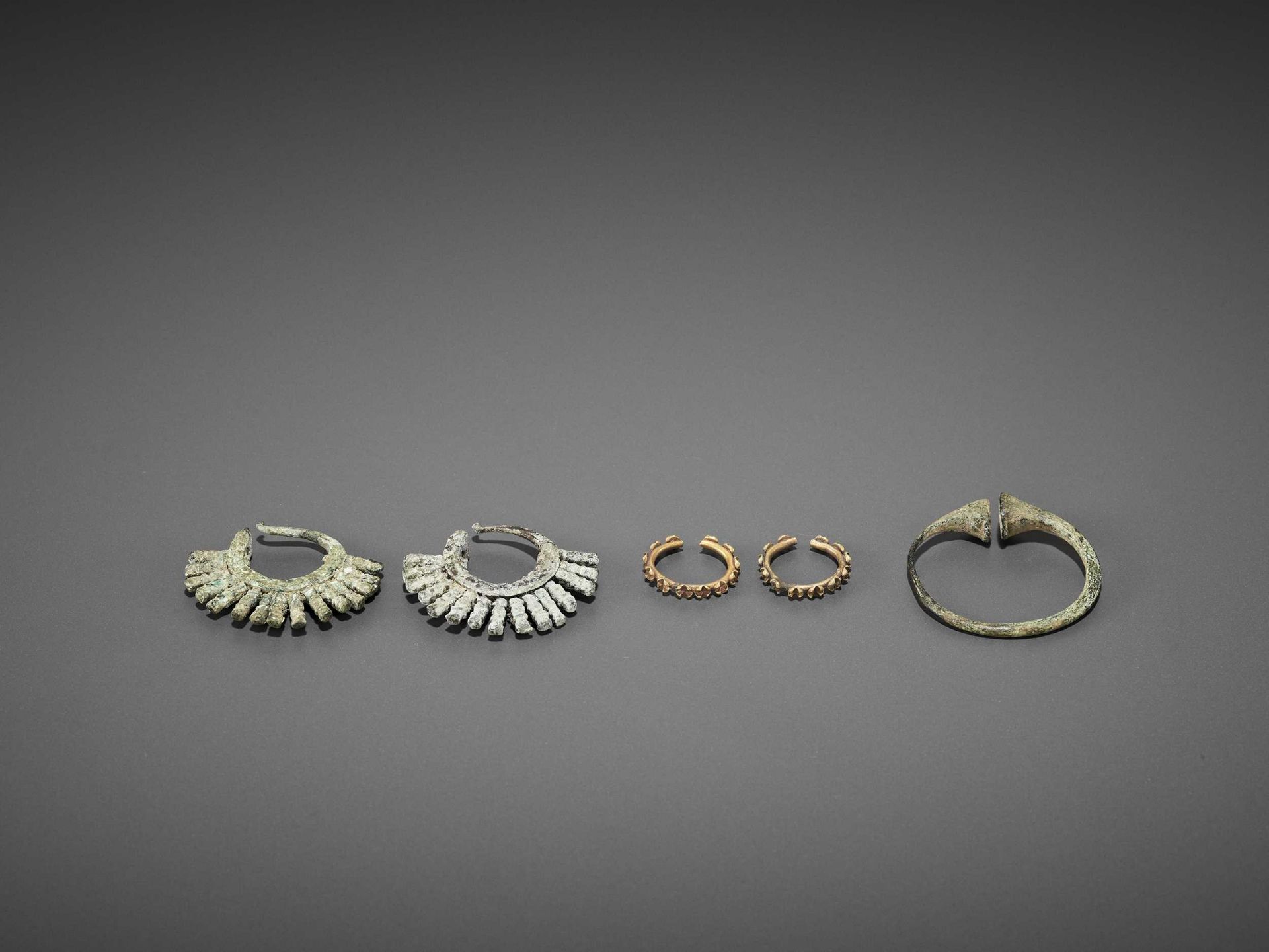 FIVE BACTRIAN GOLD AND BRONZE EARRINGS