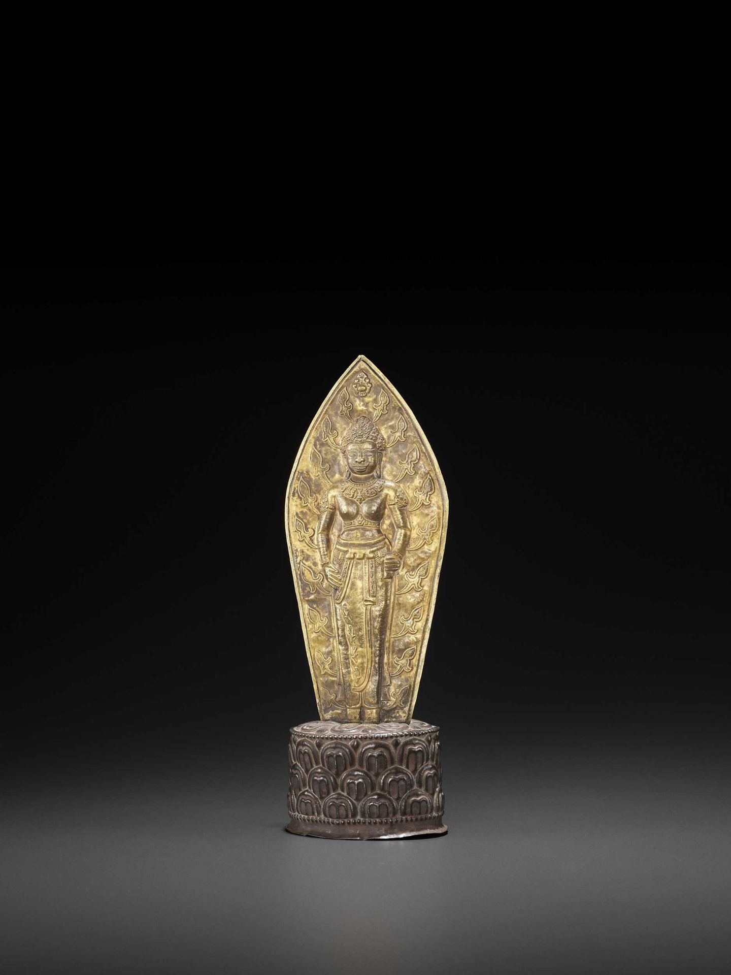 A VERY RARE CHAM GOLD REPOUSSÉ SCULPTURE DEPICTING DURGA - Bild 3 aus 7