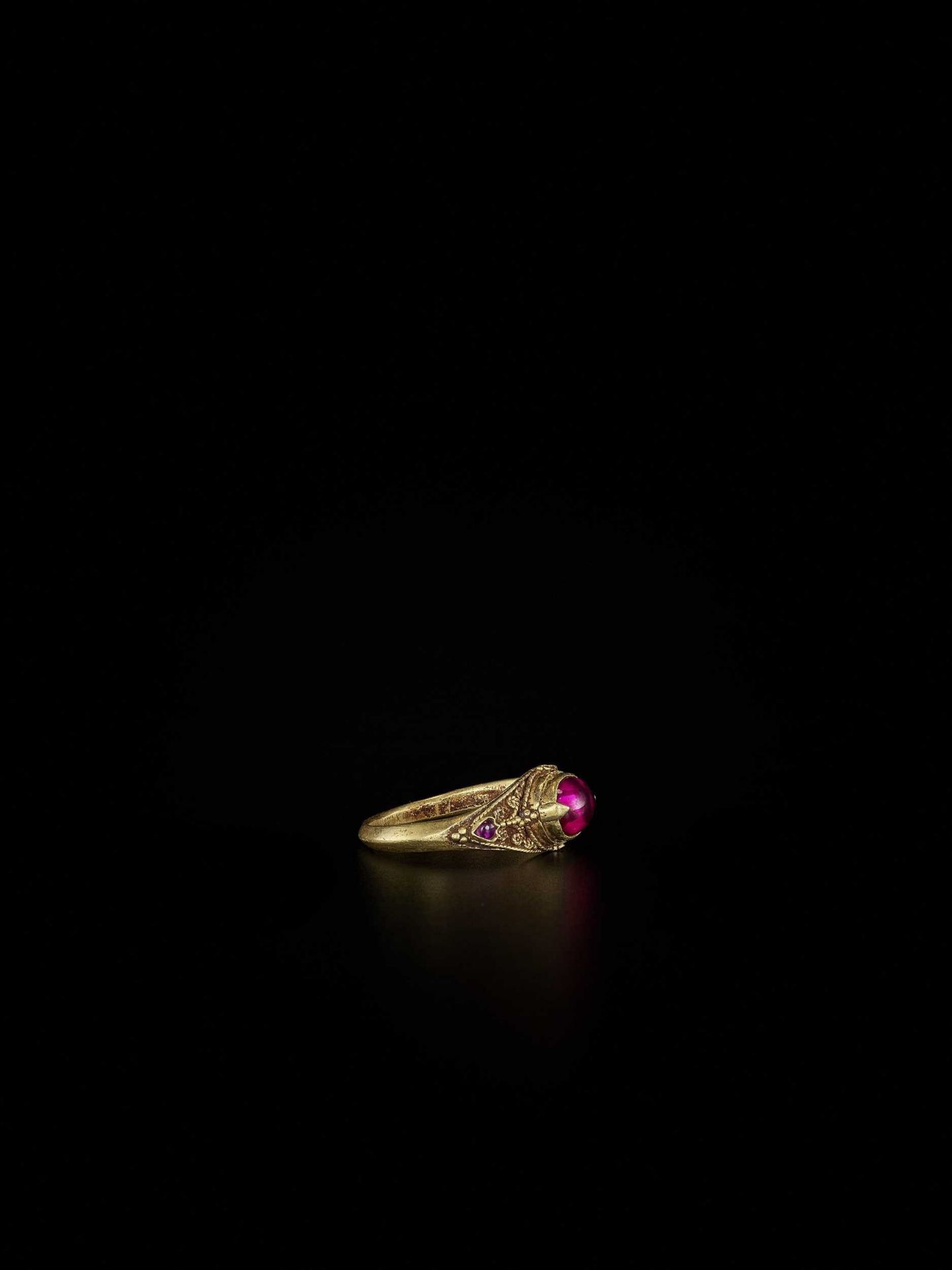 A BURMESE GOLD RING WITH RUBIES, MANDALAY PERIOD - Bild 3 aus 5