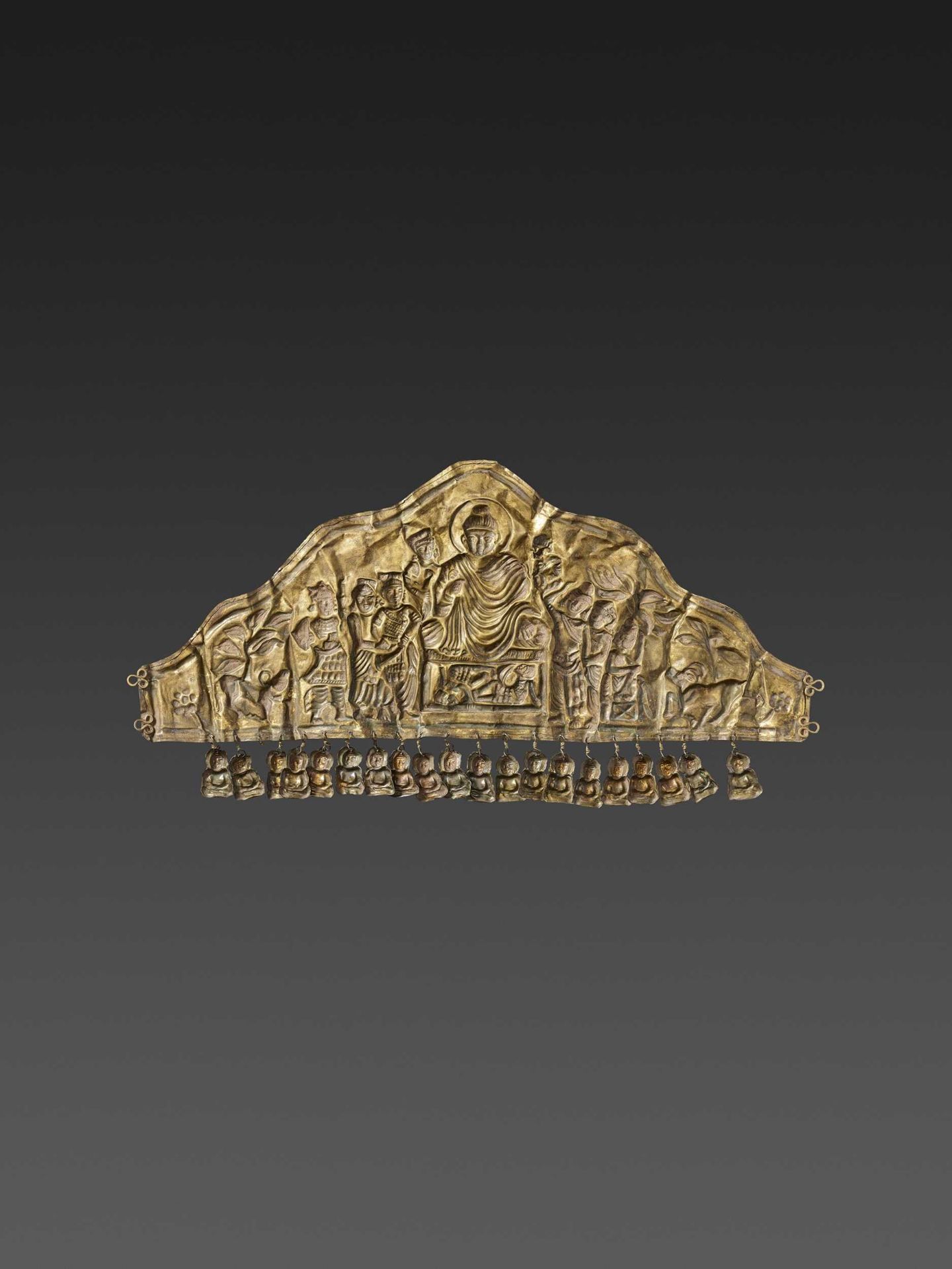 AN EXTREMELY RARE GANDHARAN GOLD DIADEM DEPICTING BUDDHA DEFYING MARA - Bild 4 aus 4