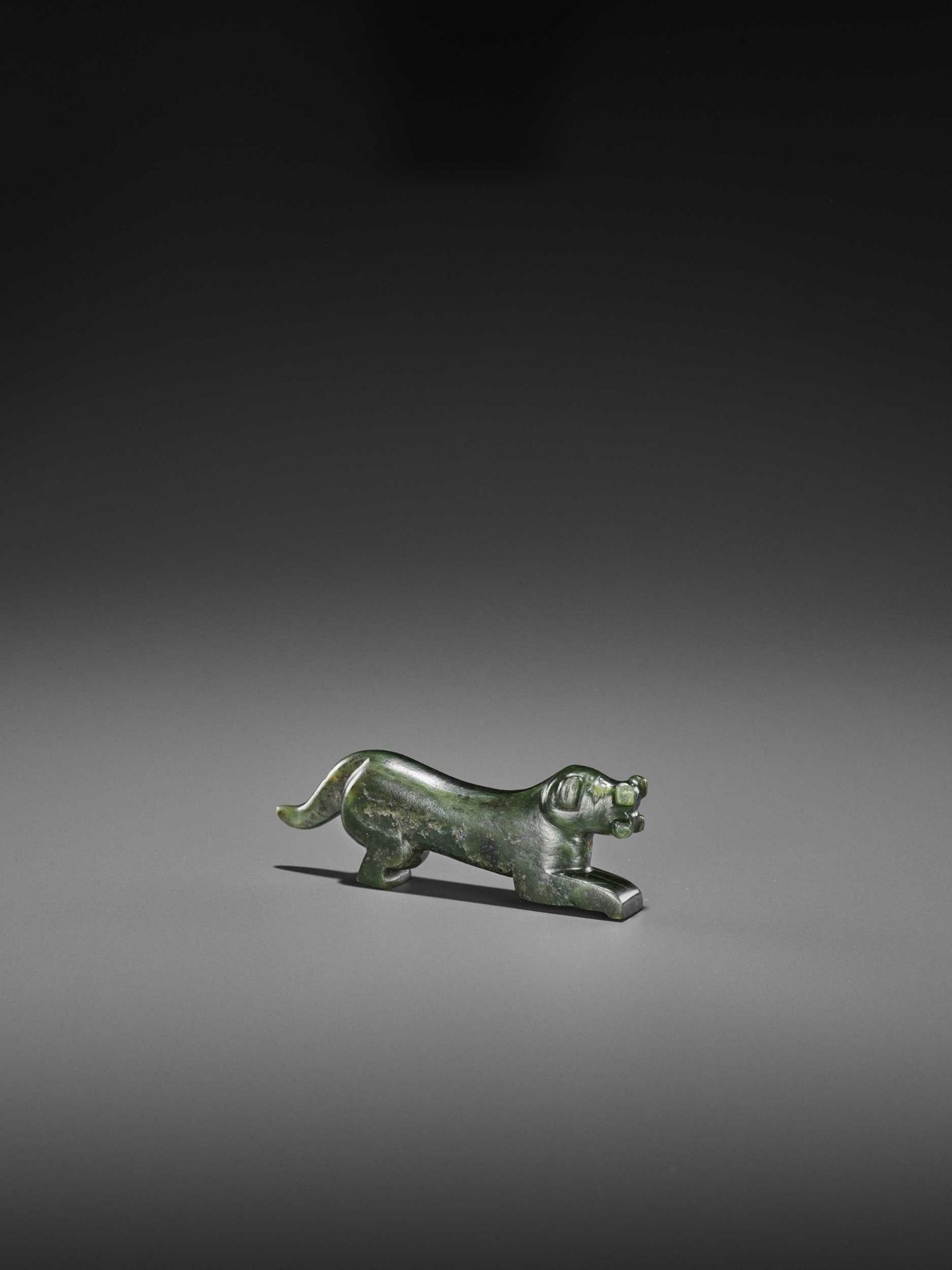 A VERY RARE PYU AVENTURINE TALISMAN DEPICTING A TIGER WITH CUB IN ITS MOUTH - Bild 7 aus 8