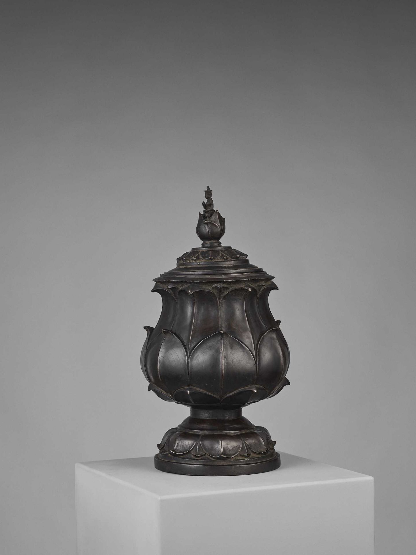 A HEAVY CHAM BRONZE ‘LOTUS’ VESSEL AND COVER - Image 3 of 7