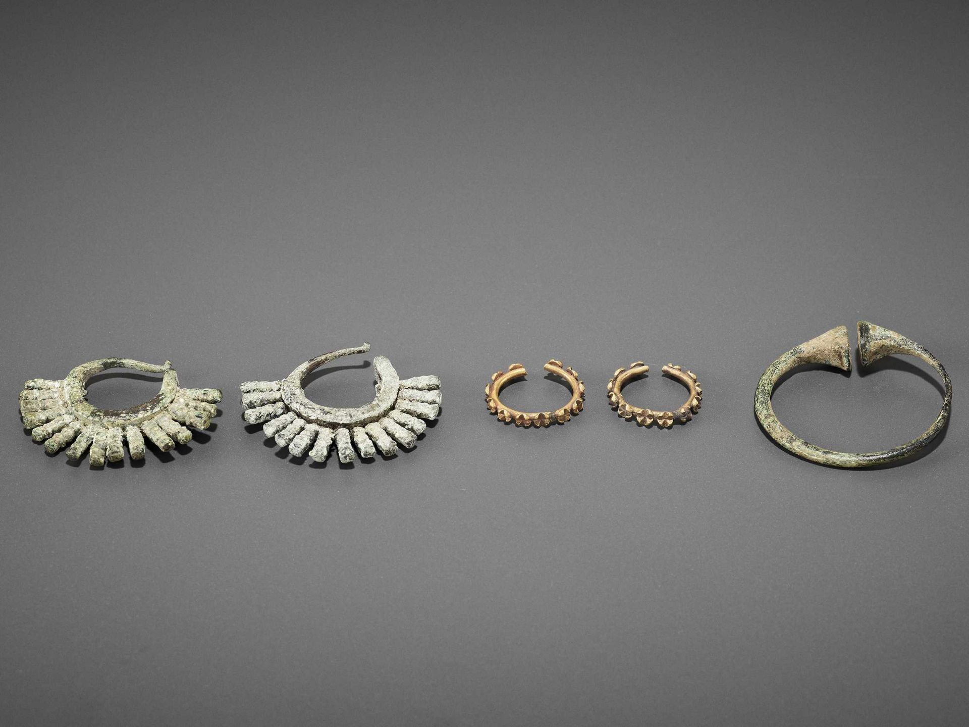 FIVE BACTRIAN GOLD AND BRONZE EARRINGS - Image 2 of 6