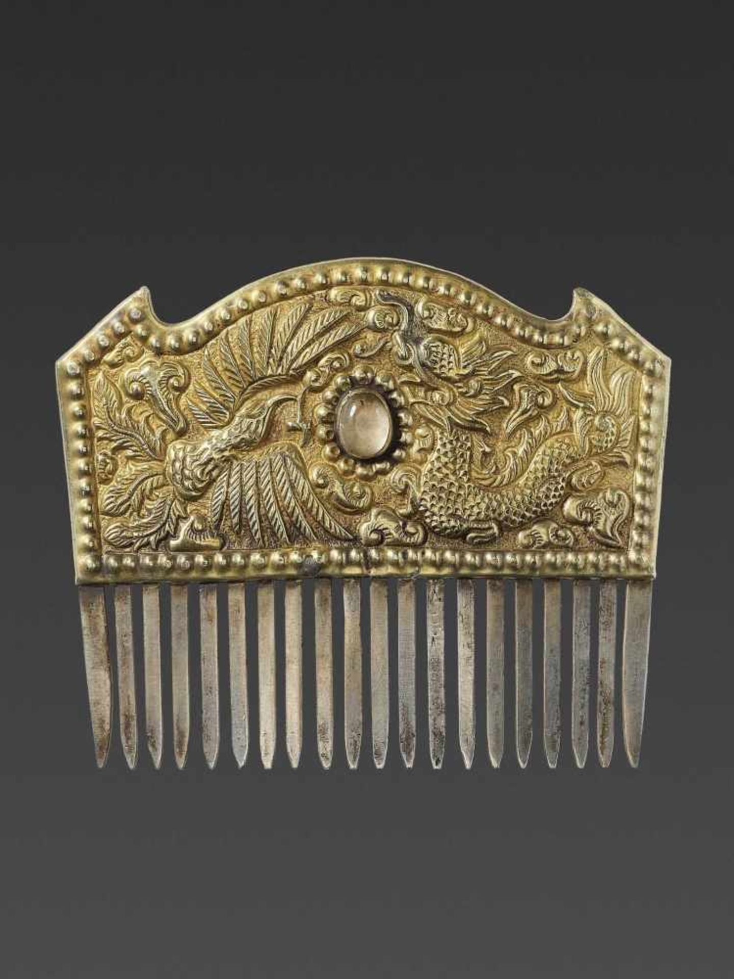 A VIETNAMESE ROCK CRYSTAL-SET GOLD REPOUSSÉ AND SILVER HAIR COMB WITH DRAGON AND PHOENIX - Bild 4 aus 6