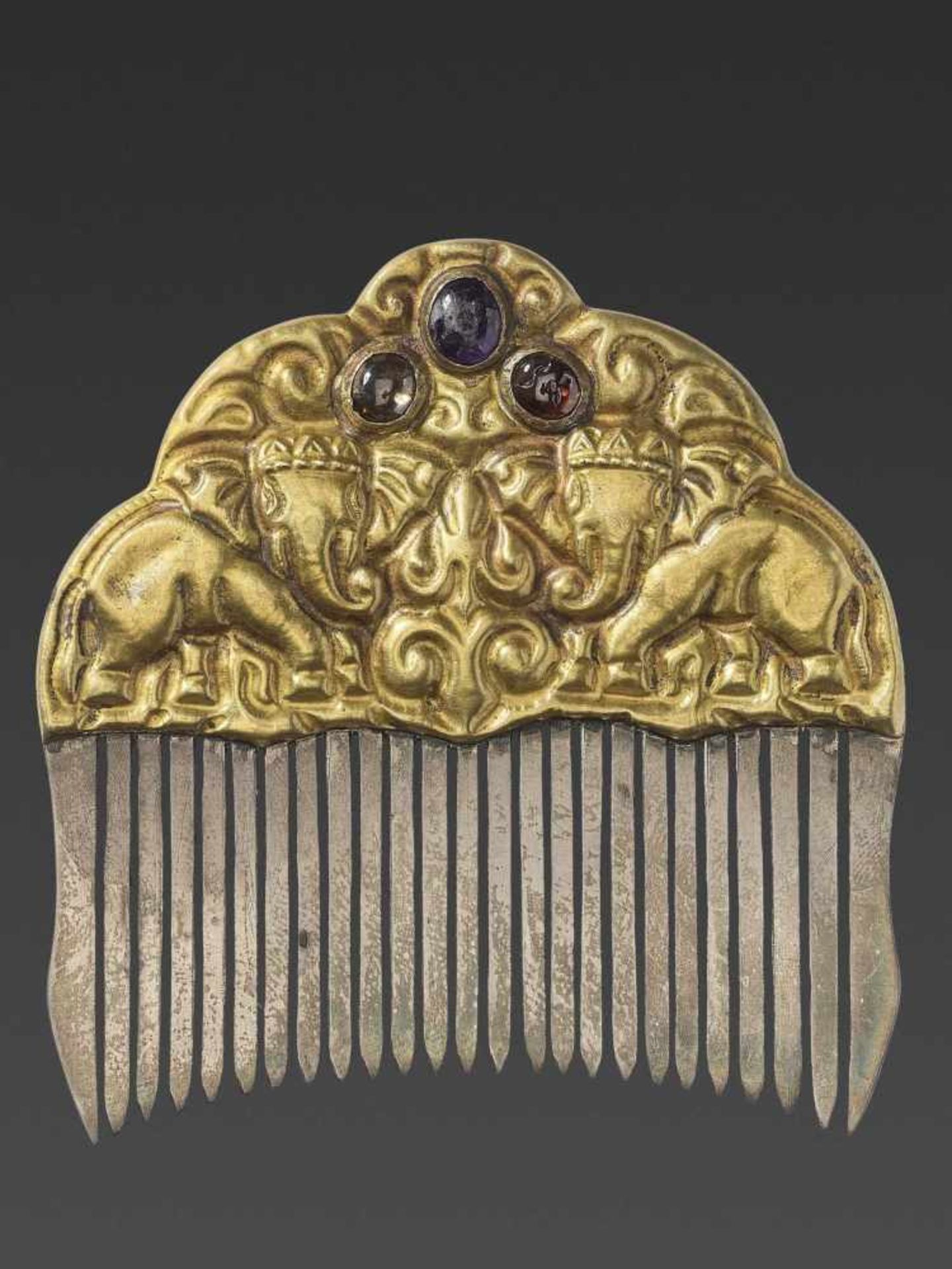 A CHAM GEMSTONE-SET GOLD REPOUSSÉ AND SILVER HAIR COMB WITH ROYAL ELEPHANTS - Bild 2 aus 4