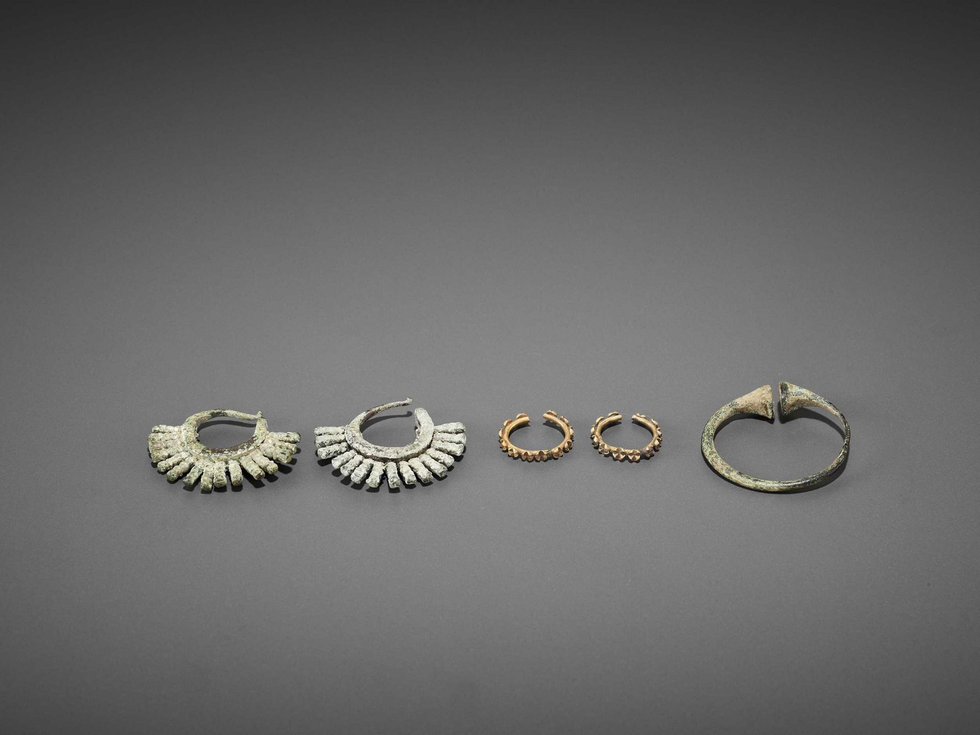 FIVE BACTRIAN GOLD AND BRONZE EARRINGS - Image 3 of 6