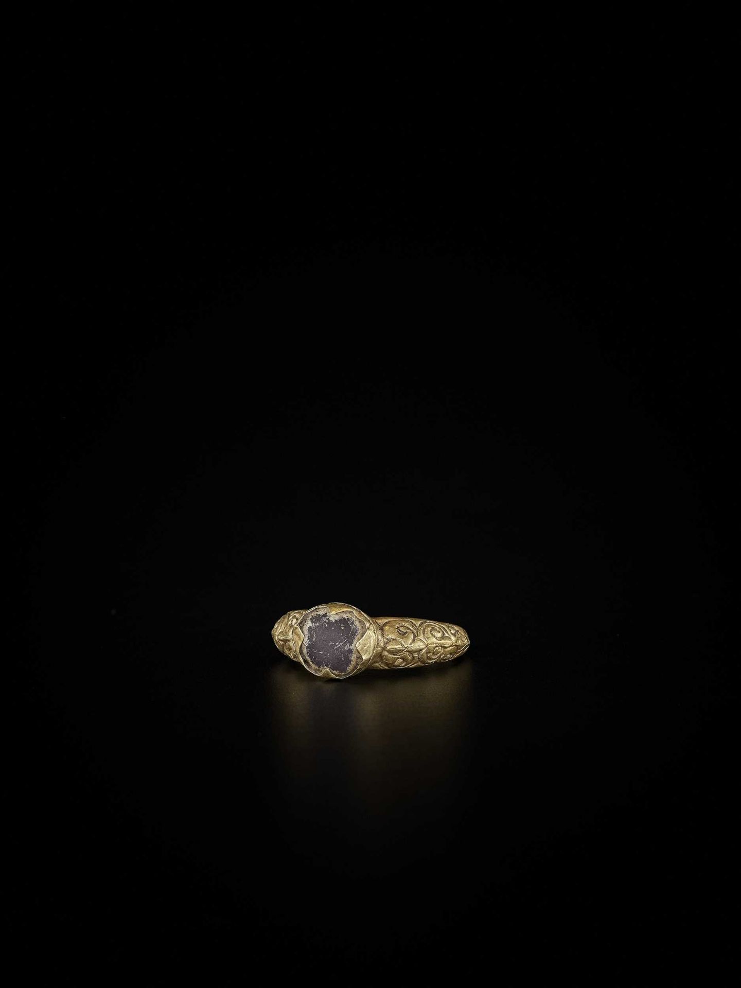 A PYU GOLD RING WITH AGATE