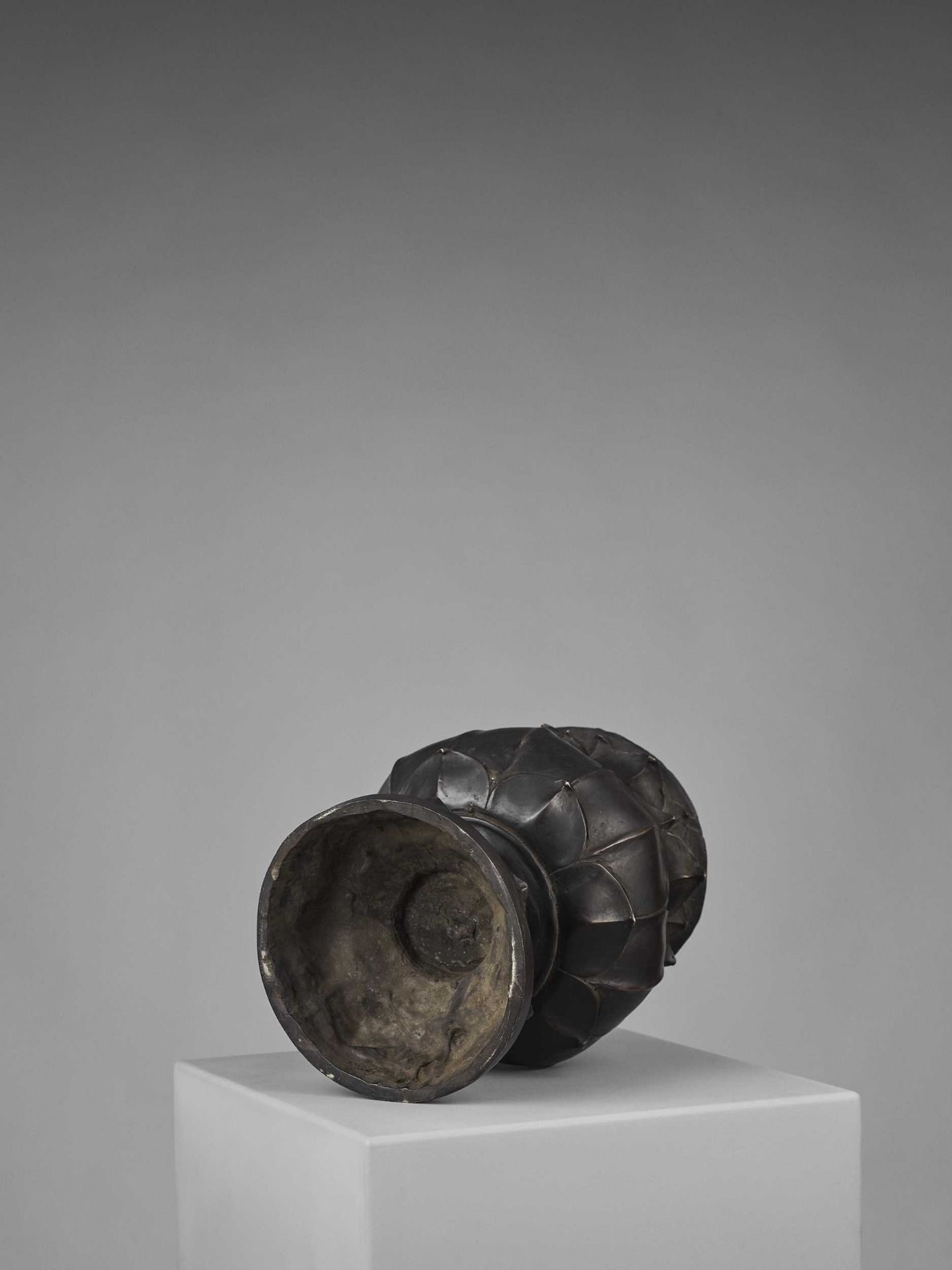 A HEAVY CHAM BRONZE ‘LOTUS’ VESSEL AND COVER - Image 7 of 7