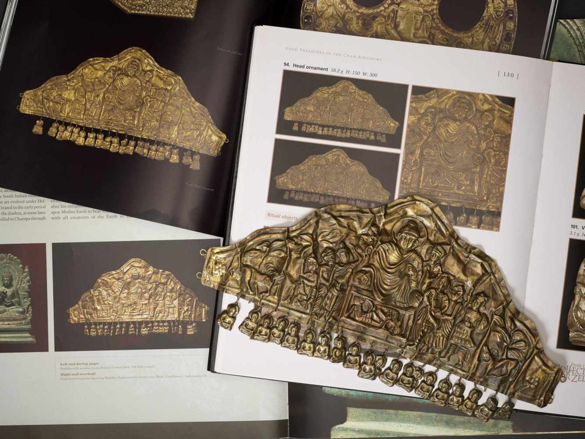 AN EXTREMELY RARE GANDHARAN GOLD DIADEM DEPICTING BUDDHA DEFYING MARA - Bild 2 aus 4