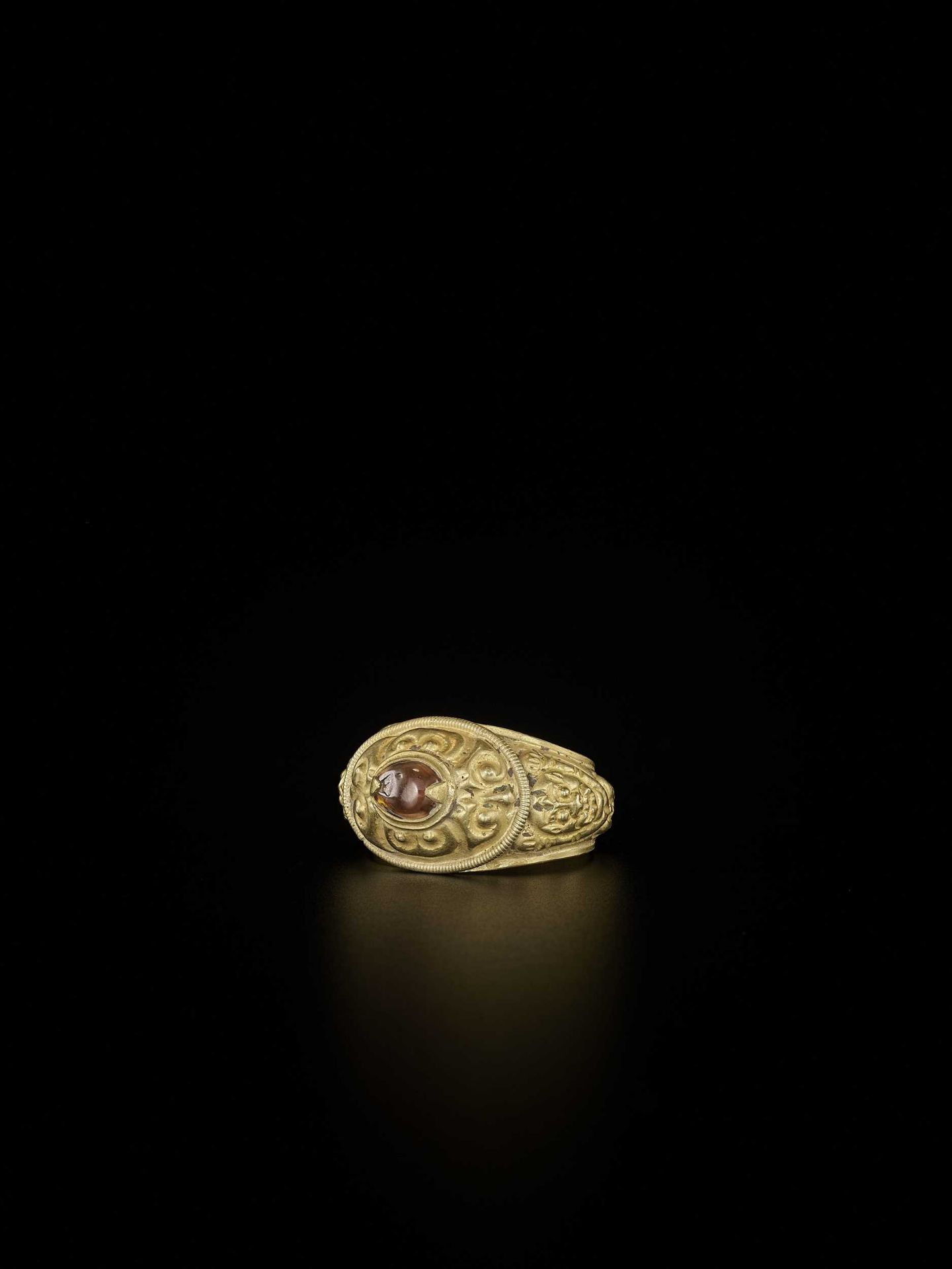 A CHAM AMETHYST AND CRYSTAL-SET GOLD REPOUSSÉ RING WITH DANCING KALA