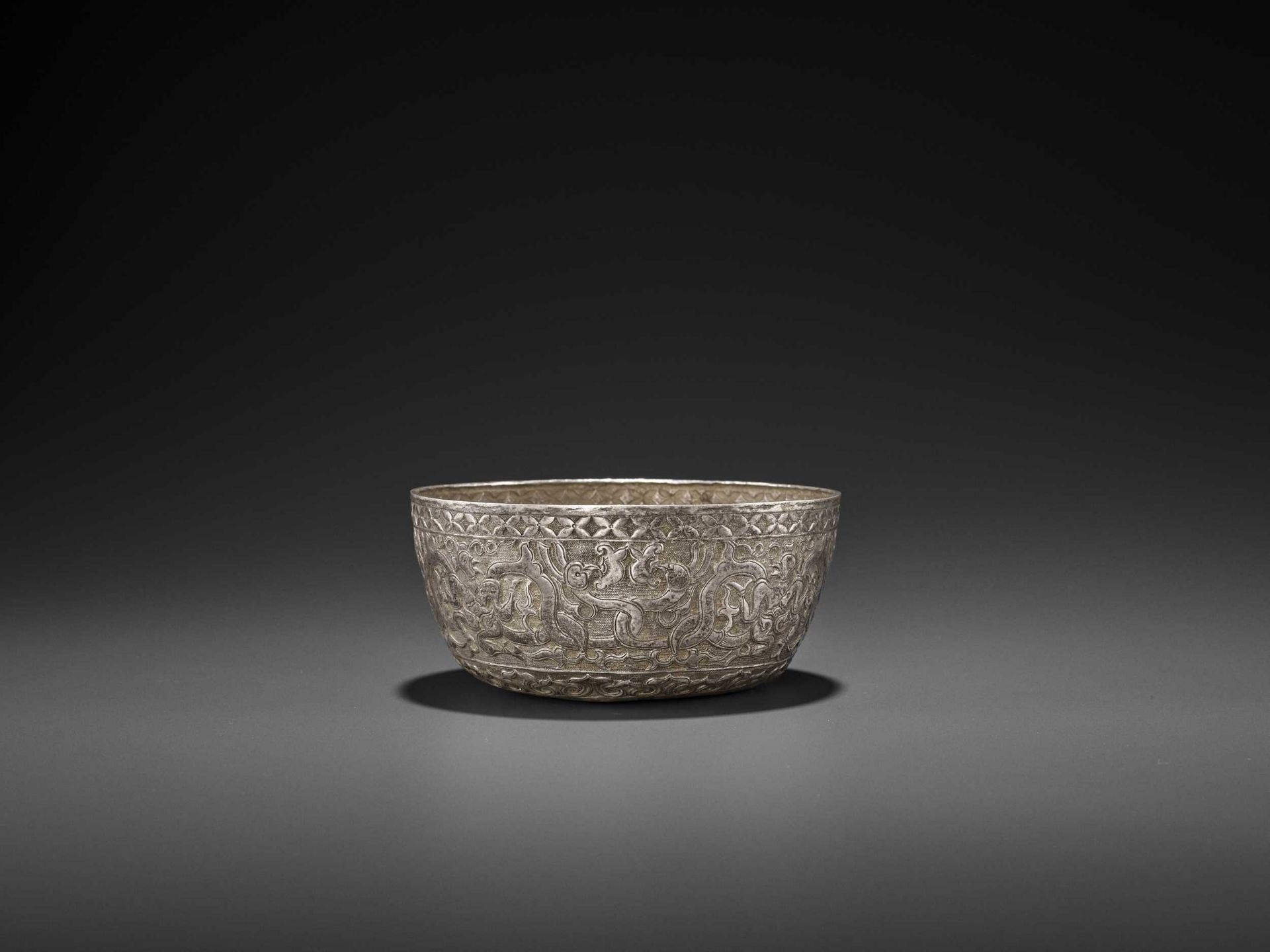 A VERY RARE AND FINE CHAM SILVER REPOUSSÉ BOWL WITH GARUDAS AND PHOENIXES - Bild 4 aus 8