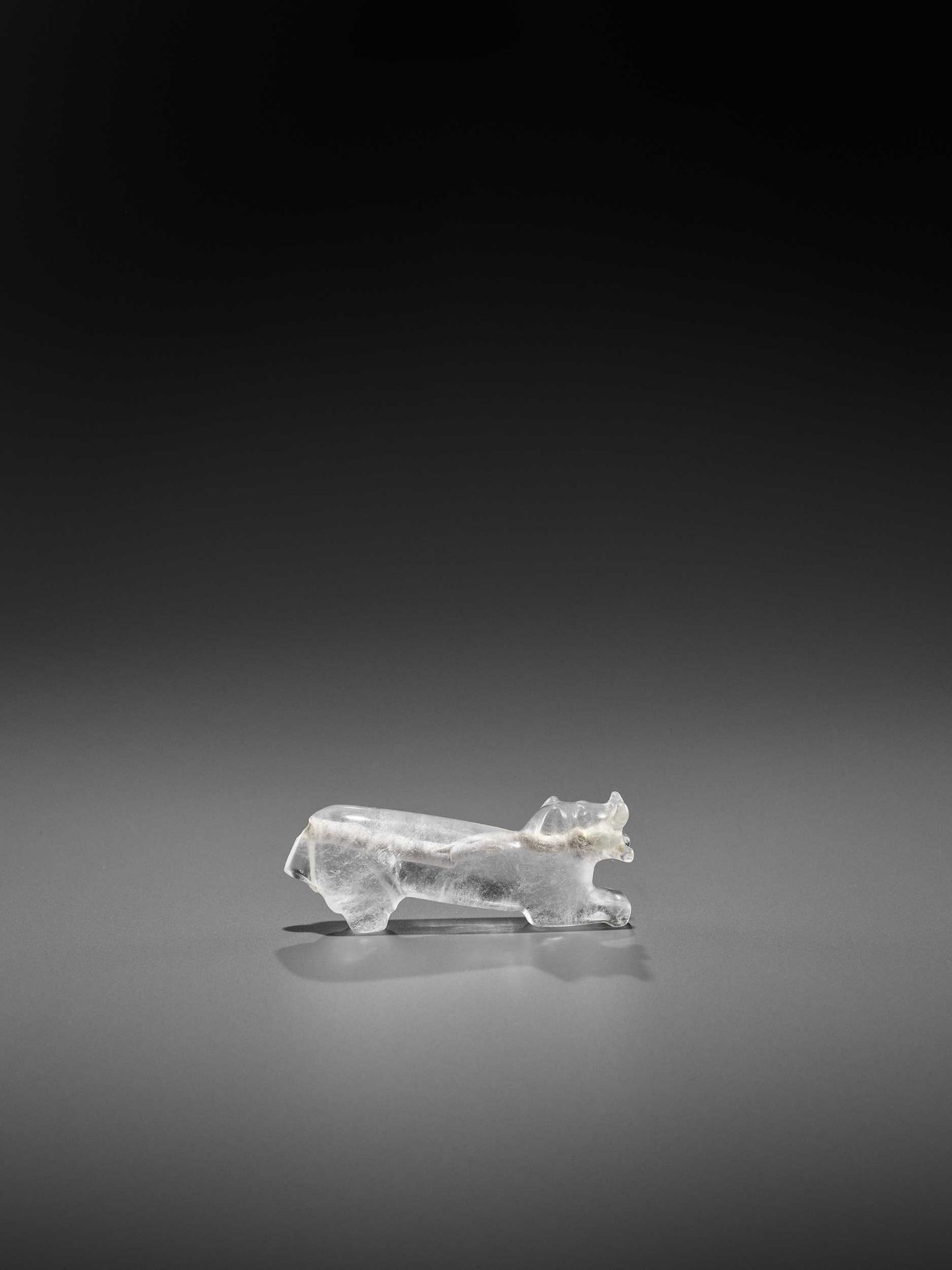 A VERY RARE PYU ROCK CRYSTAL TALISMAN DEPICTING A TIGER WITH CUB IN ITS MOUTH - Bild 7 aus 8