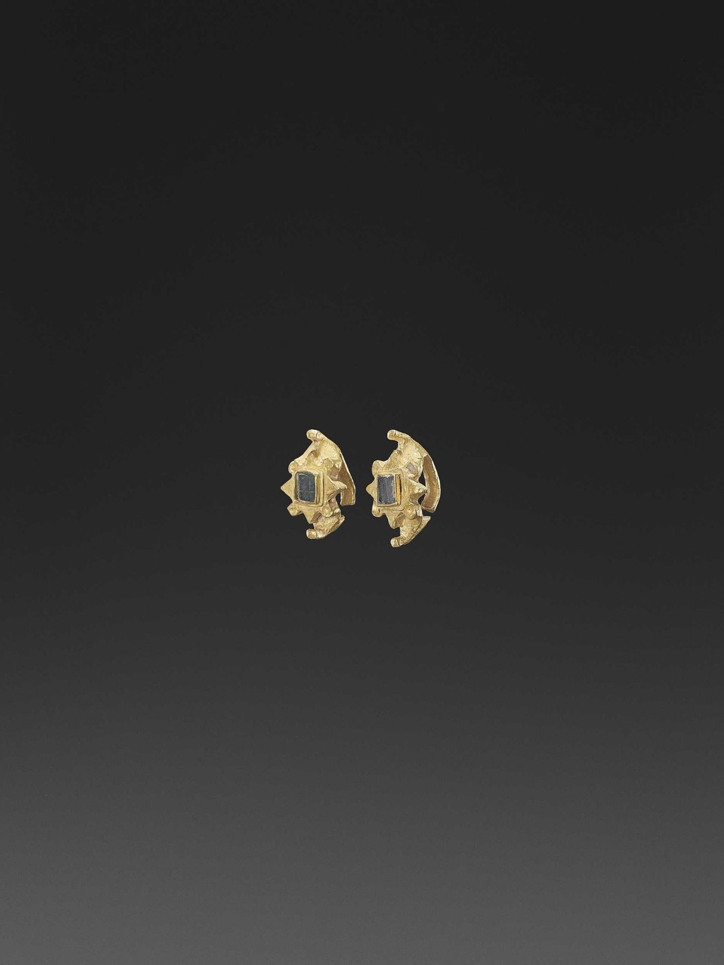 A PAIR OF CHAM GOLD EARRINGS WITH EMERALDS - Bild 2 aus 4