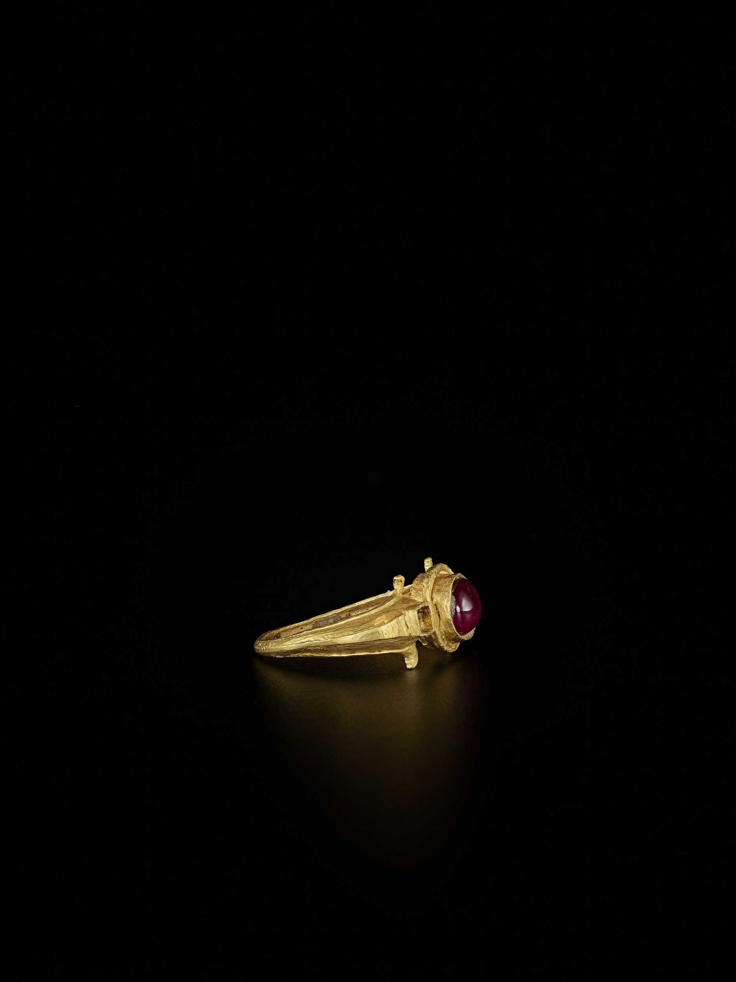 AN IMPRESSIVE BURMESE GOLD RING WITH A LARGE ‘SANG DE PIGEON’ RUBY - Bild 3 aus 4