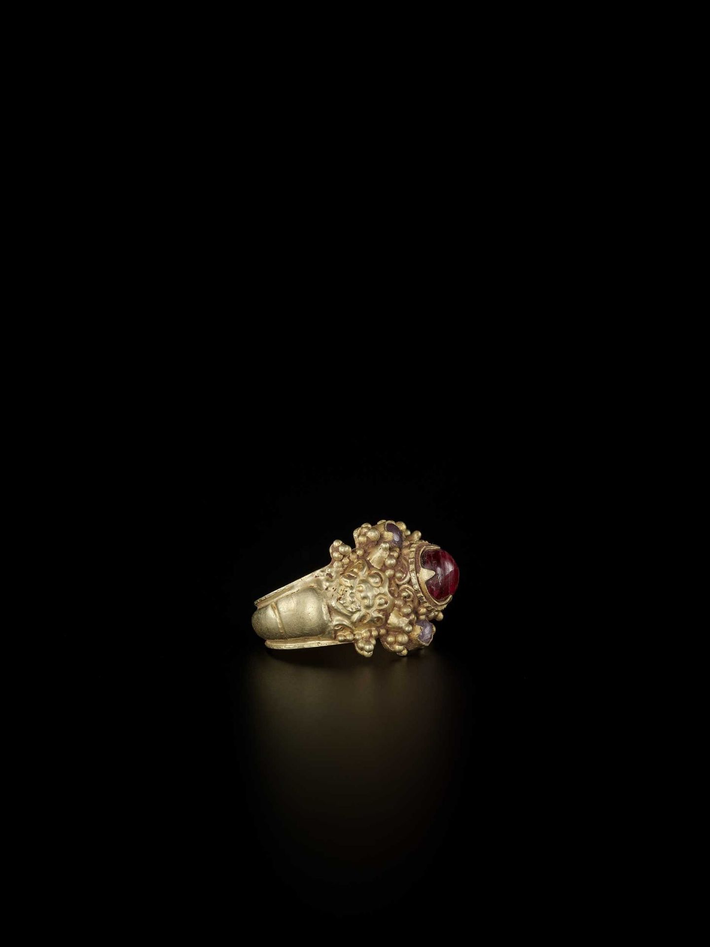 A CHAM RUBY AND AMETHYST-SET GOLD REPOUSSÉ RING WITH KALA MASKS - Bild 3 aus 5