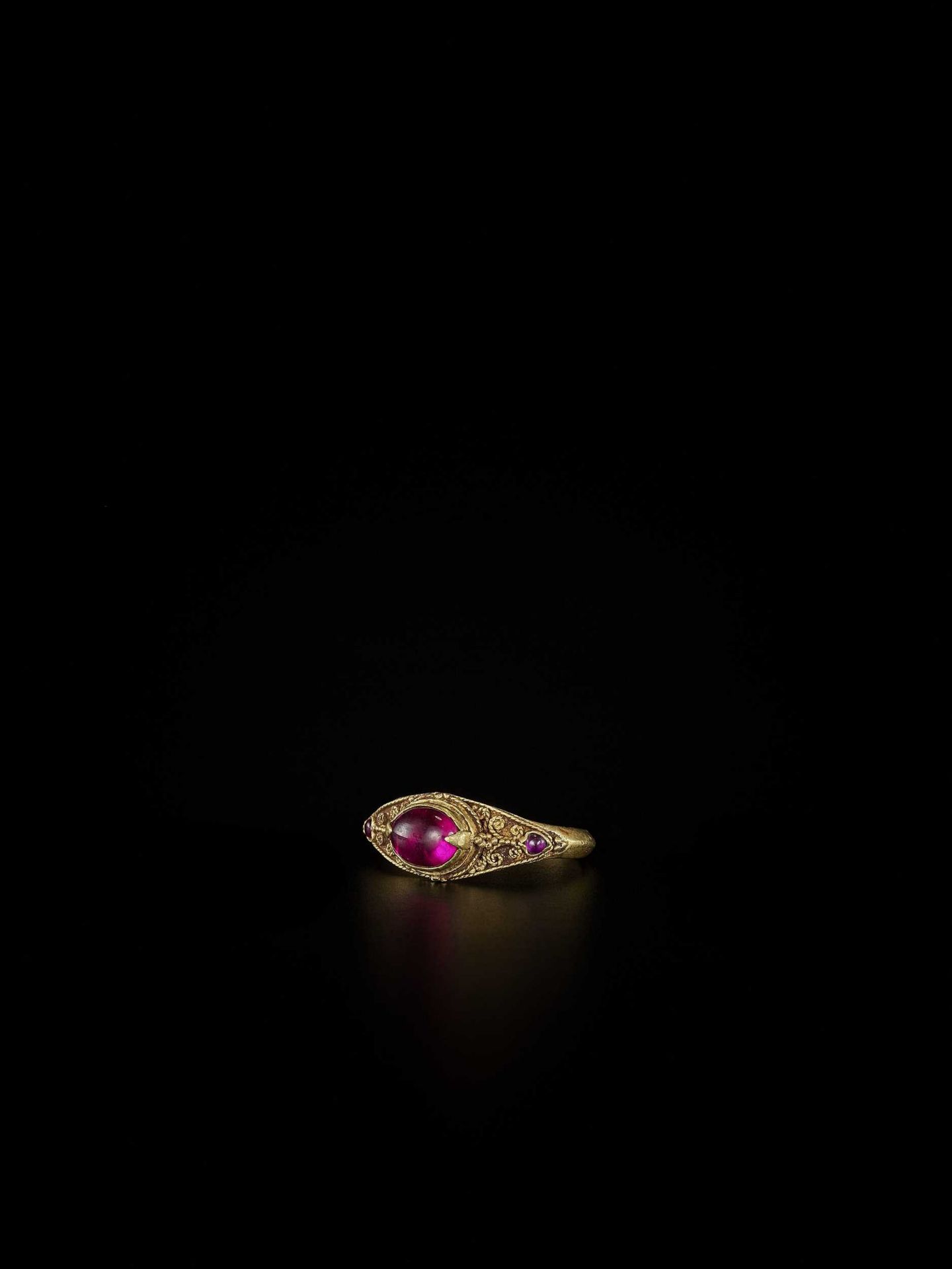 A BURMESE GOLD RING WITH RUBIES, MANDALAY PERIOD