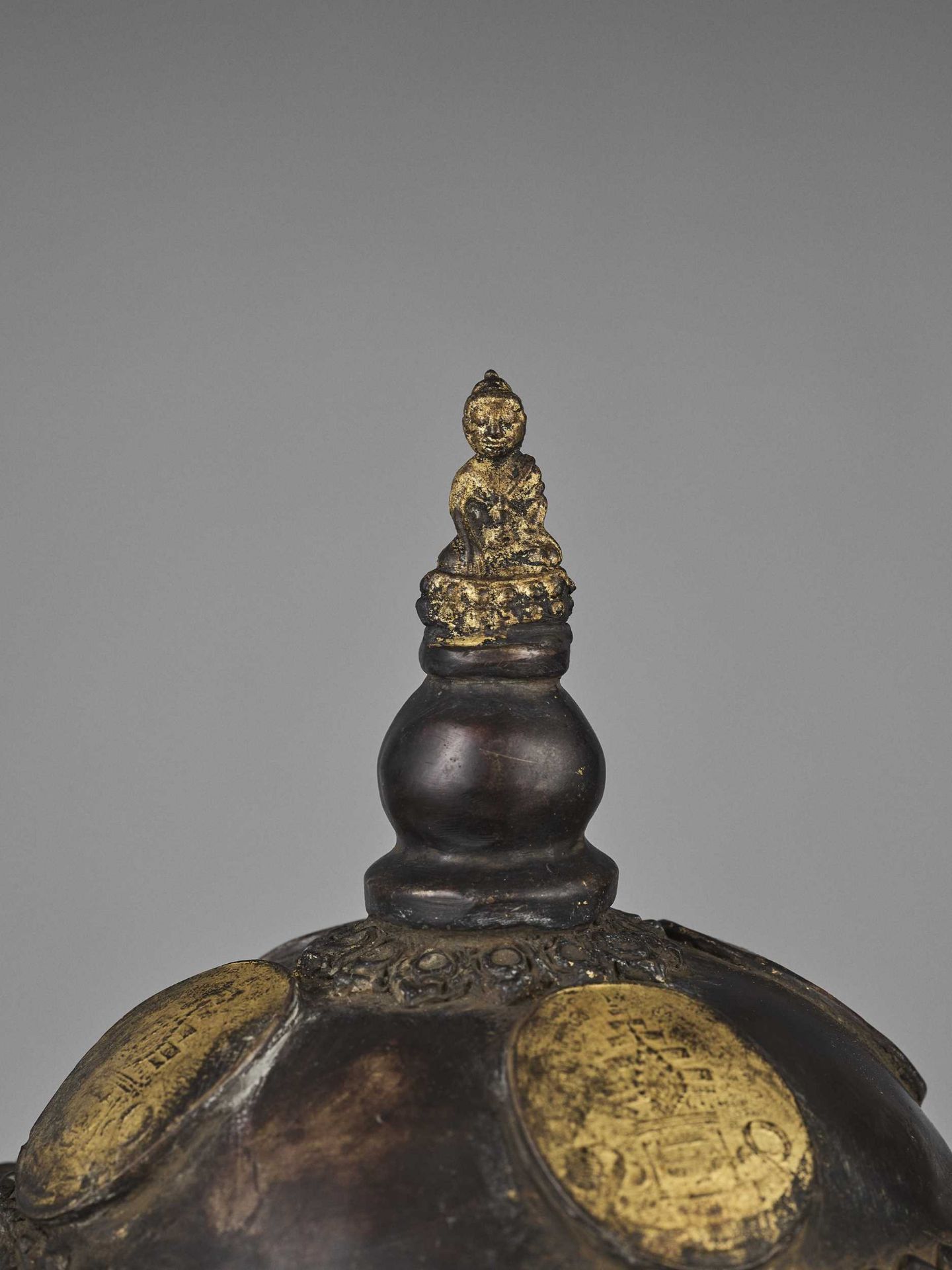 A CHAM PARCEL-GILT BRONZE VESSEL AND COVER WITH BUDDHA SHAKYAMUNI - Bild 2 aus 11