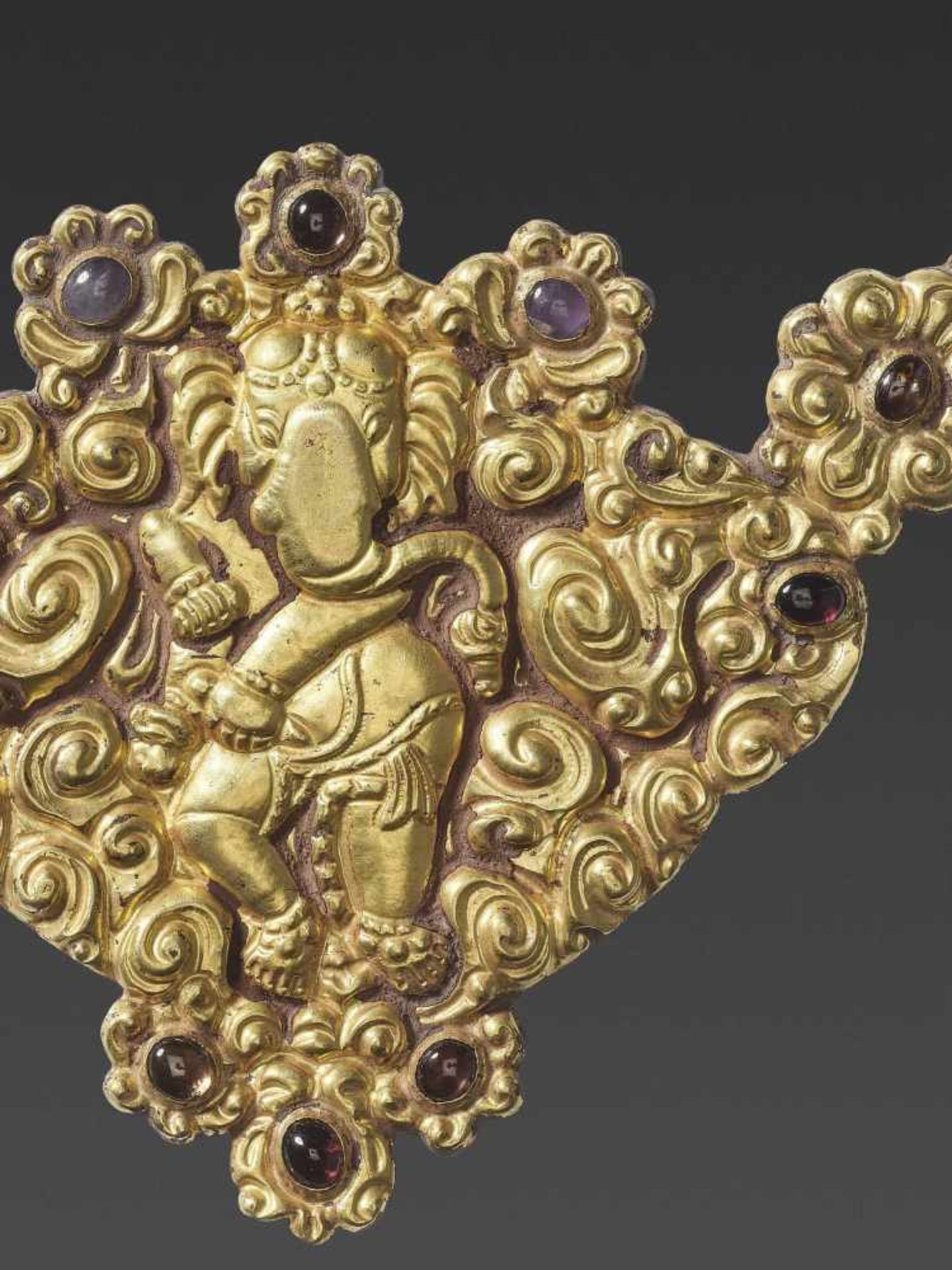 A CHAM GEMSTONE-SET GOLD REPOUSSÉ PECTORAL DEPICTING GANESHA DANCING - Bild 3 aus 5