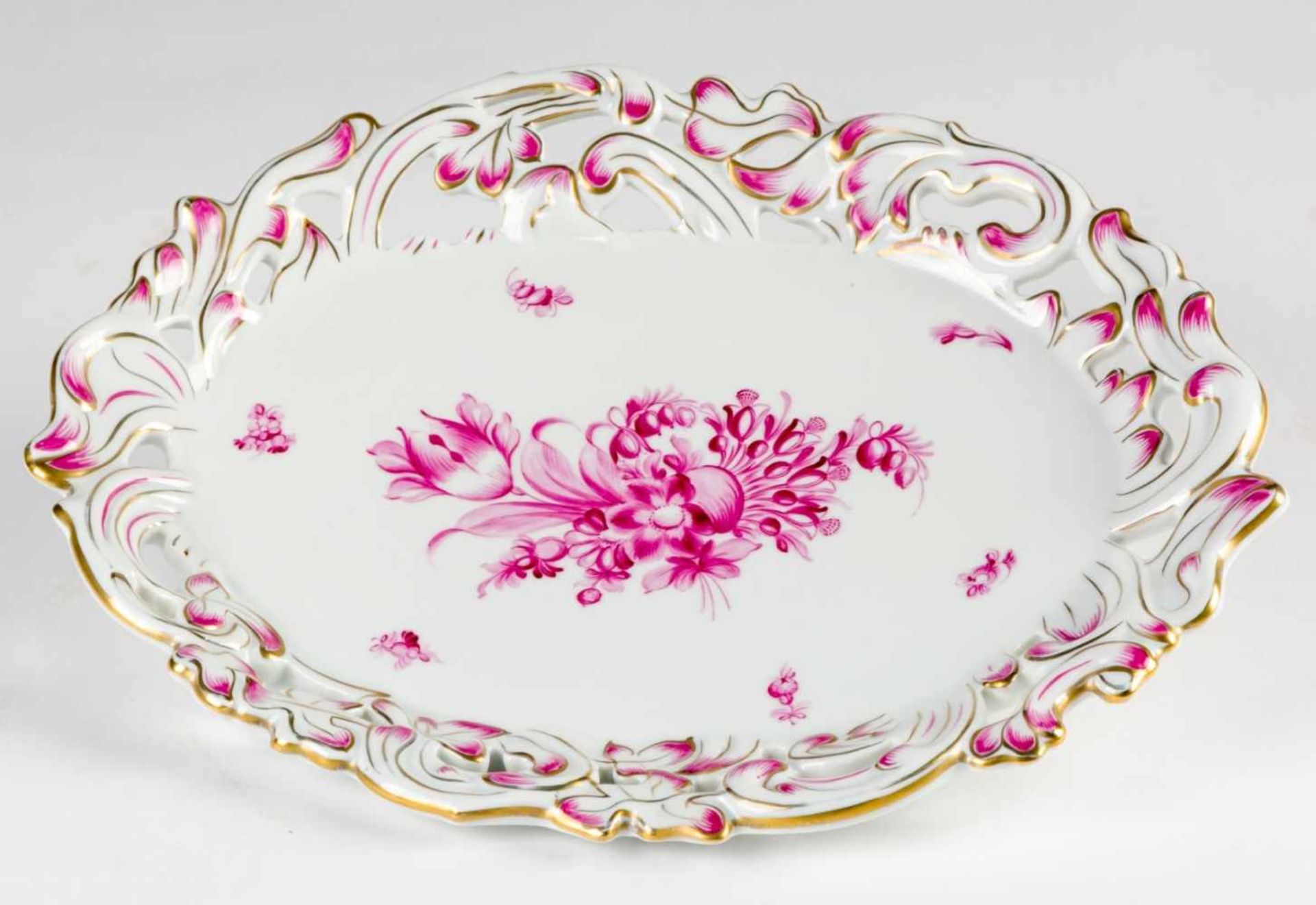 Herend: Platte, 1947. Porcelain, pink flower painting. Model number 7495. 34,5 x 27 cm,Provenance: