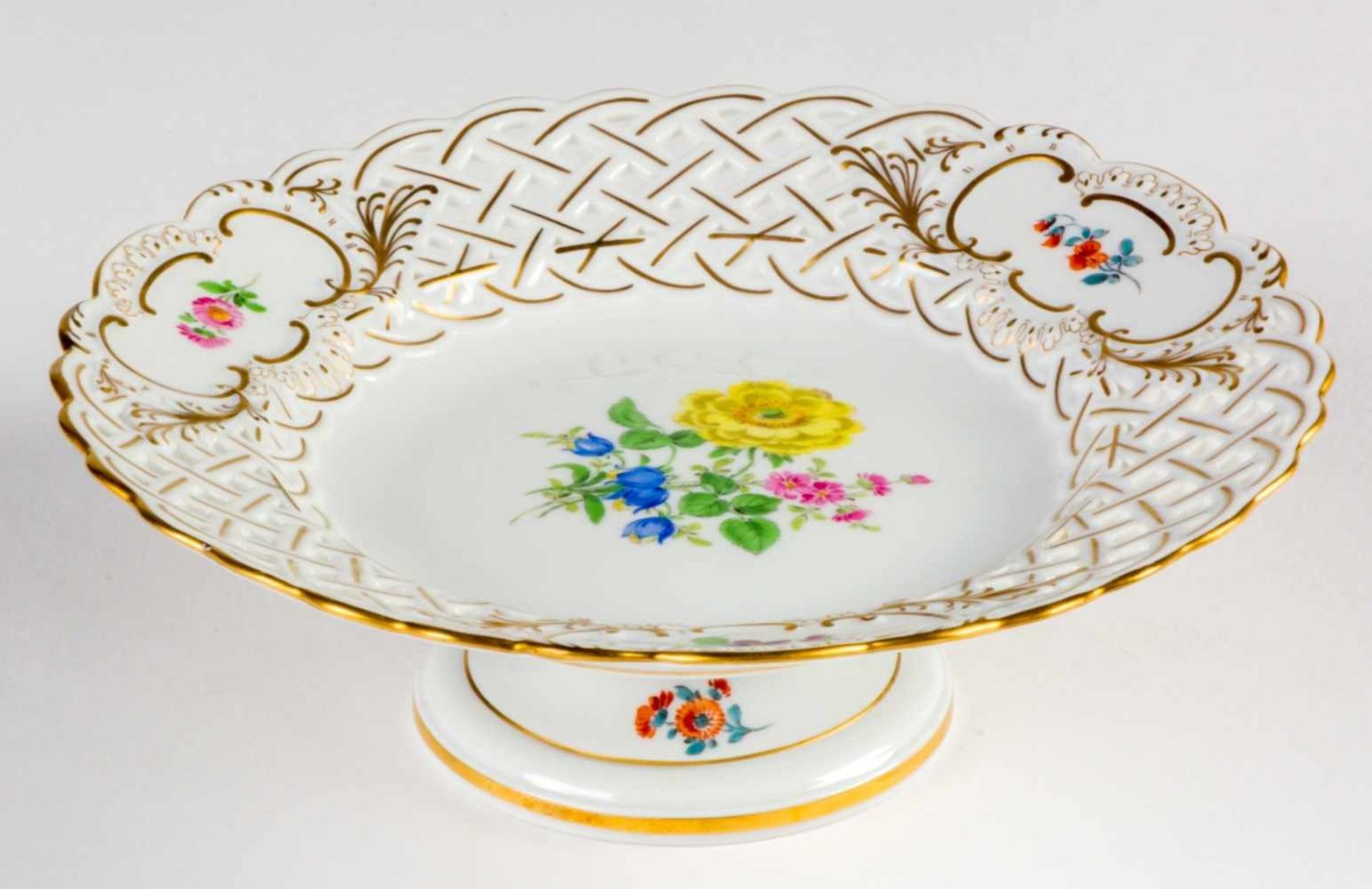 Meissen: Footed Bowl. 20th c. Porcelain. Polychrome floral painting. Gold contours. Markedwith